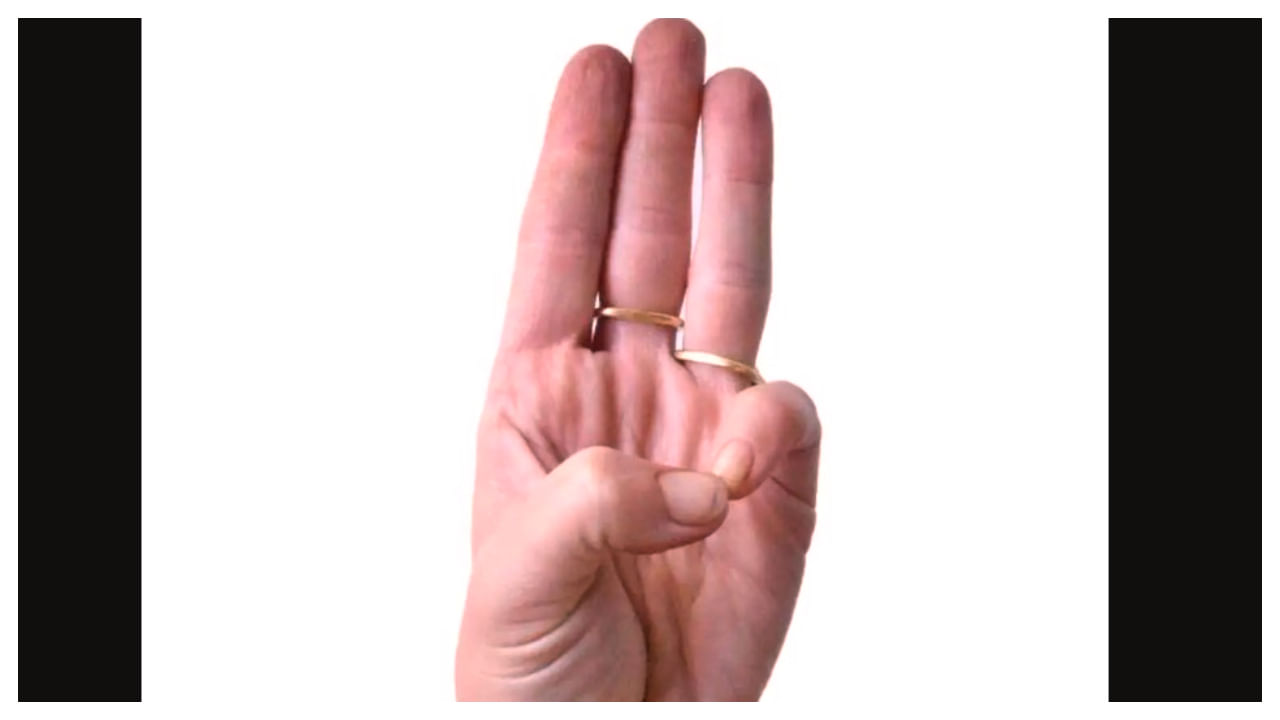 ఫొటోలో చూపించిన విధంగా వరుణ ముద్రను వేయాల్సి ఉంటుంది. ఇది వేయడం చాలా సులభం. చిన్న పిల్లలు సైతం ఈ ఆసనం చేయవచ్చు. పిల్లలకు కూడా చిన్నప్పటి నుంచి యోగా ఆసనాలు నేర్పించడం వల్ల వారు ఆరోగ్యంగా ఉంటారు.
