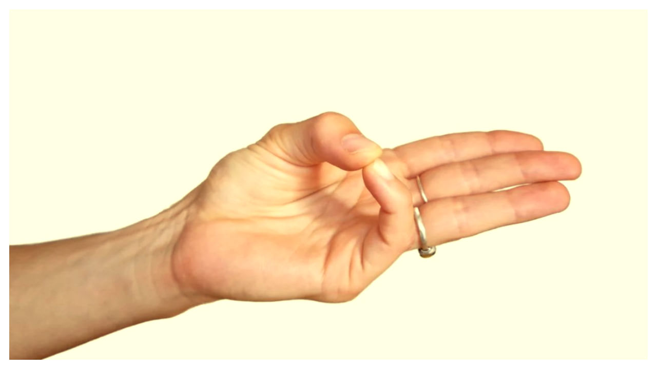 వరుణ ముద్రను ఫొటోలో చూపించిన విధంగా వేళ్లతో పెట్టాలి. పద్మాసనంలో ఉండగా ఒకేసారి ఈ ముద్ర వేయాలి. ఈ భంగిమలో కేవలం ఐదు నిమిషాలు చేస్తే సరిపోతుంది. ఇలా ముద్ర వేయడం వల్ల చాలా బెనిఫిట్స్ ఉన్నాయి.
