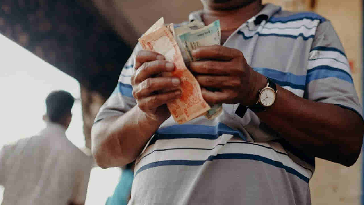 Vastu Tips: ఎంత సంపాదించినా డబ్బు నిలవడం లేదా.?