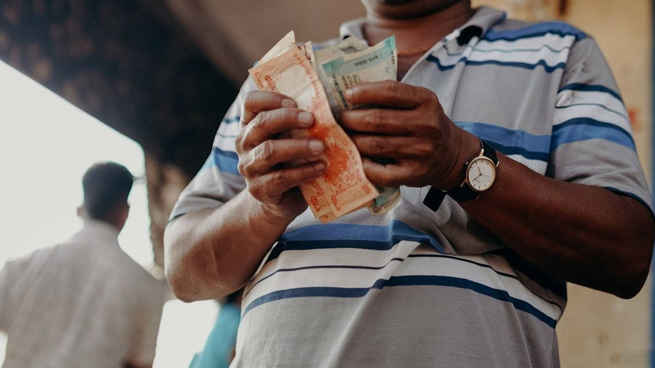 Vastu Tips: ఎంత సంపాదించినా డబ్బు నిలవడం లేదా.?