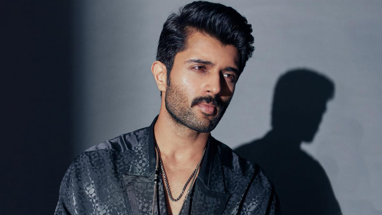 రౌడీ హీరో విజయ్‌ దేవరకొండ సోషల్‌ మీడియా పోస్టు తెలుగు వారినే కాదు, తమిళ తంబిలను కూడా అట్రాక్ట్ చేస్తోంది. 'టీజర్‌' అనే పదాన్ని ఆంగ్లంలో, 'వస్తుంది' అని తెలుగులో, 'వందిట్టురుక్కు' అని తమిళ్‌లో ట్వీట్‌ చేశారు విజయ్‌ దేవరకొండ. ఆయన నటిస్తున్న సినిమా ఫ్యామిలీస్టార్‌. ఏప్రిల్‌ 5న విడుదల కానుంది ఫ్యామిలీ స్టార్‌.