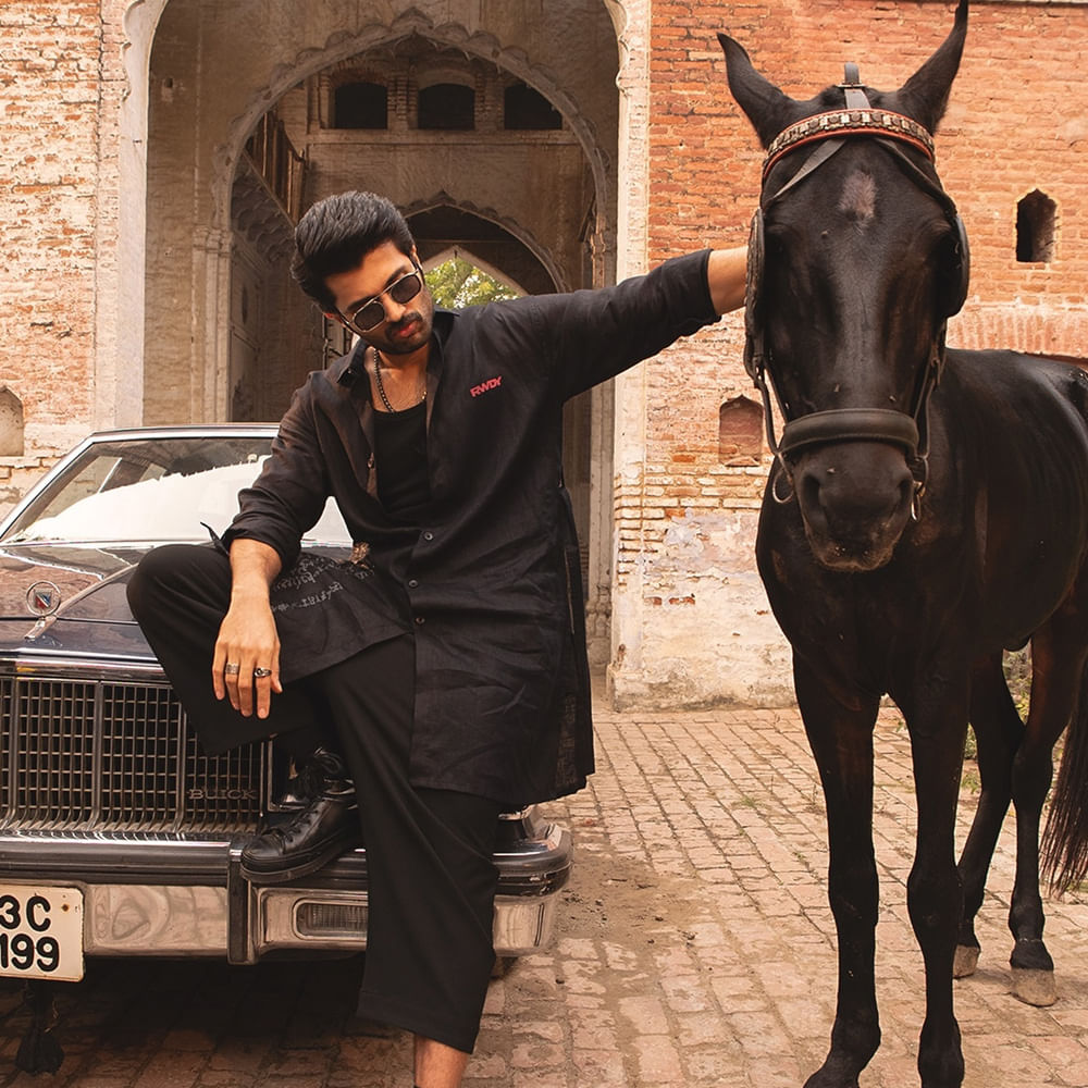 VD12 టైటిల్పై చర్చ జరుగుతూనే ఉంది. మామూలుగానే విజయ్ దేవరకొండ తన సినిమా టైటిల్స్ ఆలస్యంగా చెప్తుంటారు. ఇప్పుడూ ఇదే జరుగుతుంది. ఫ్యామిలీ స్టార్ కోసం గౌతమ్ తిన్ననూరి సినిమా షూటింగ్ ఆపేసారు కాబట్టి మళ్లీ మొదలైన తర్వాత కానీ టైటిల్పై క్లారిటీ రాకపోవచ్చు. అన్నీ కుదిర్తే.. మార్చి చివరి వారం నుంచి విజయ్, గౌతమ్ సినిమా పట్టాలెక్కనుంది.