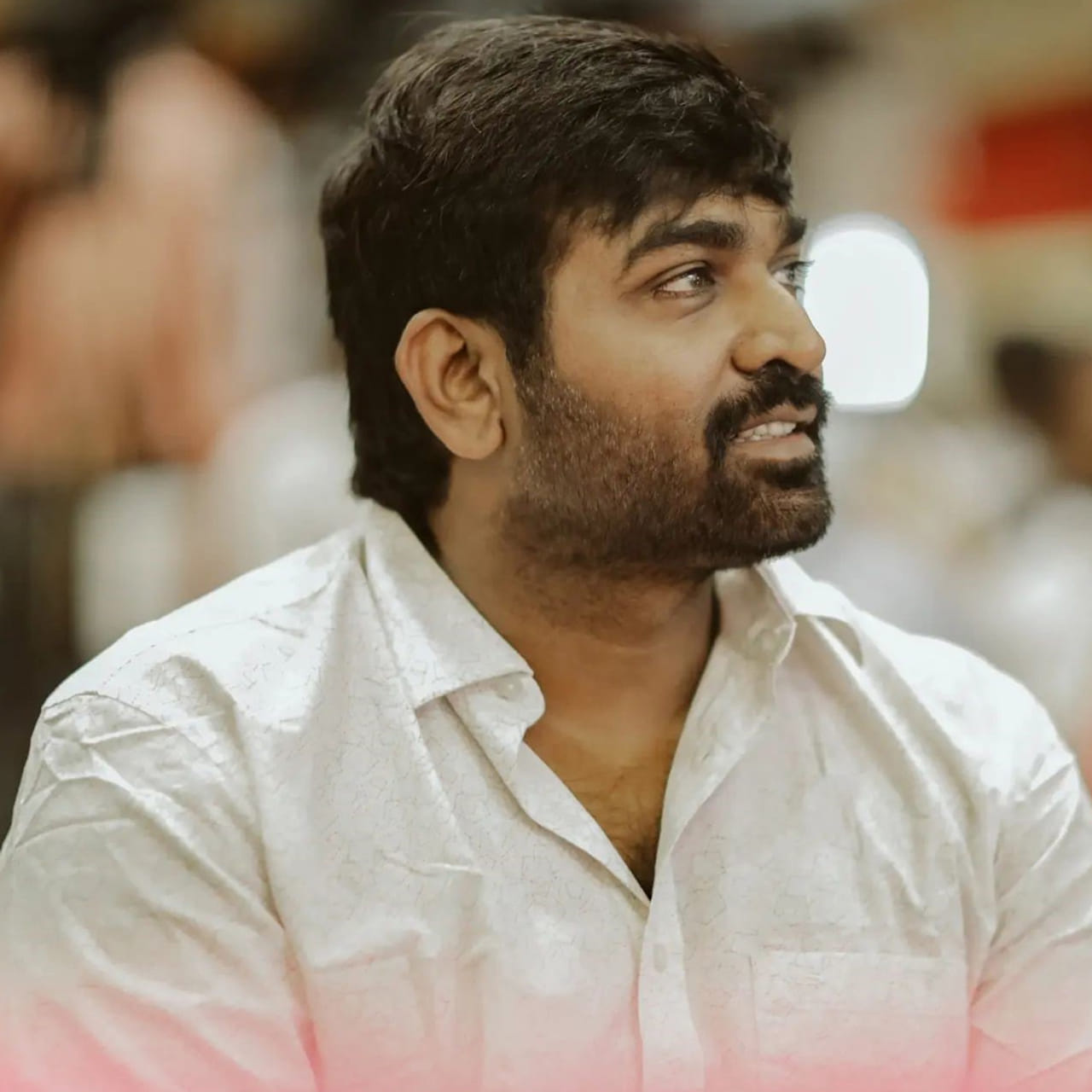 రీసెంట్ ఇంటర్వ్యూలో తన అప్‌ కమింగ్ సినిమాకు సంబంధించిన అప్‌డేట్ ఇచ్చారు వర్సటైల్‌ స్టార్ విజయ్ సేతుపతి. సాధారణంగా స్టార్ హీరో తన సినిమా అప్‌డేట్‌ ఇస్తే ఫ్యాన్స్ ఫుల్ ఖుషీ అవుతారు. కానీ మక్కల్ సెల్వన్ ఇచ్చిన అప్‌డేట్‌తో ఫ్యాన్స్ ఖుషీ అవ్వకపోగా... డైలమాలో పడిపోయారు.