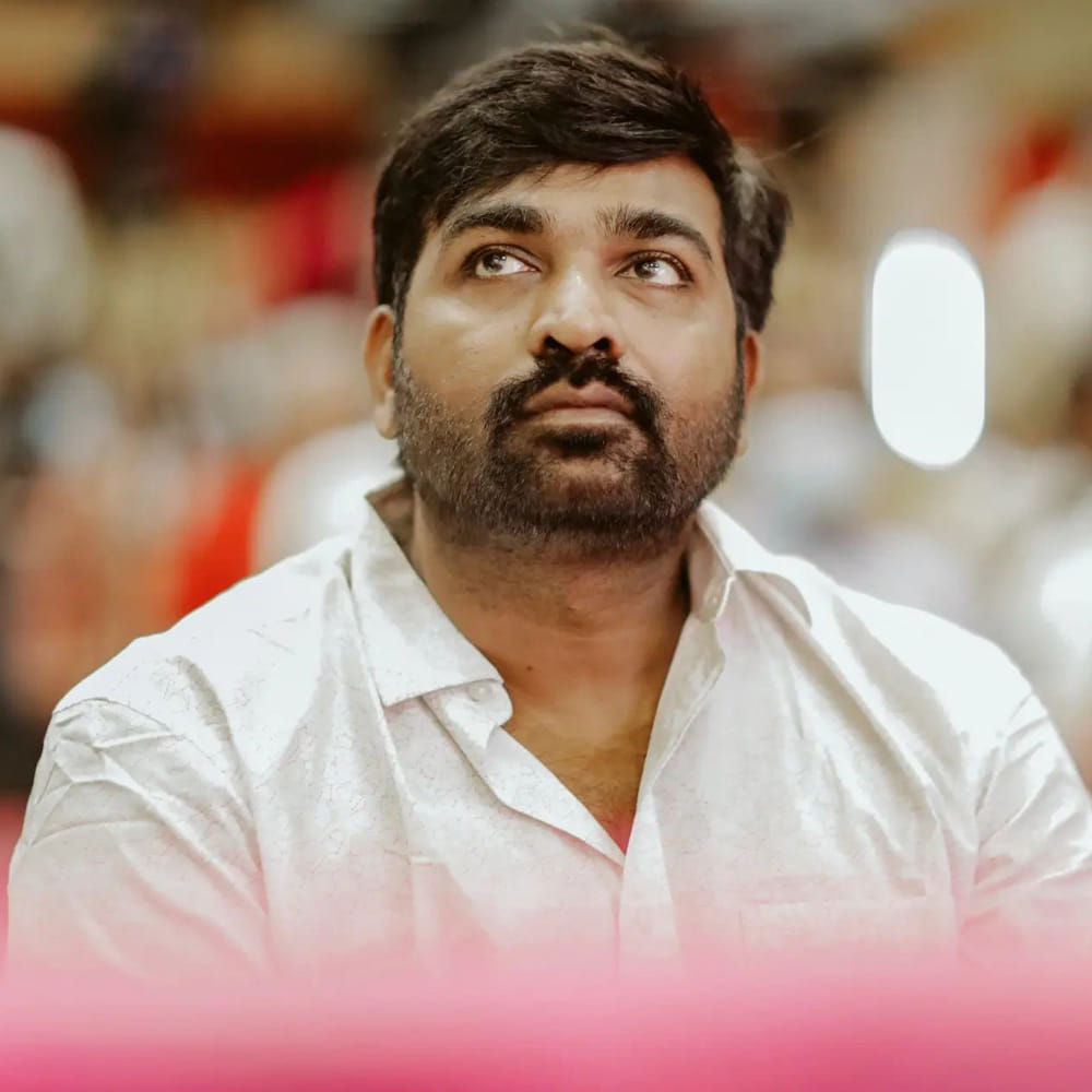 విడుదలై పార్ట్‌ 2 షూటింగ్‌లో పాల్గొంటున్న విజయ్ సేతుపతి ఆ సినిమాలో తన క్యారెక్టర్‌, షూటింగ్ షెడ్యూల్స్‌కు సంబంధించిన విశేషాలు రివీల్ చేశారు. తొలి భాగం సైన్‌ చేసినప్పుడు కేవలం 8 రోజుల షూటింగ్ మాత్రమే అని చెప్పిన దర్శకుడు ఇప్పుడు సీక్వెల్‌ షూటింగ్ వంద రోజుల నుంచి జరుగుతున్నా ఇంకా పూర్తి చేయలేదన్నారు.