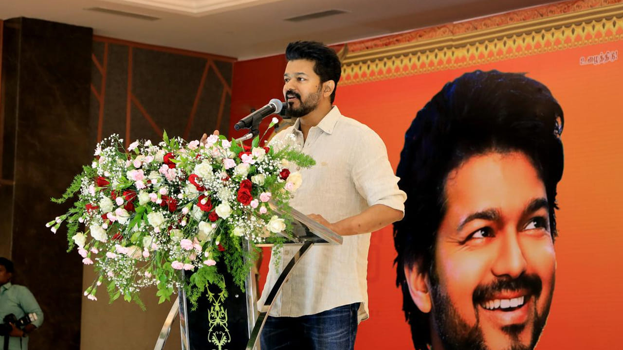 సీఎం కుర్చీ కోసం రియల్ లైఫ్లో అడుగులు వేస్తున్నారు దళపతి విజయ్. అటు స్క్రీన్ మీద మాత్రం కుర్చీలో కూర్చునే ప్రయత్నాలే సాగుతున్నాయి. దళపతి విజయ్ ఆఖరి సినిమాను అట్లీ డైరక్ట్ చేస్తారనే ప్రచారం సాగుతోంది. వీరిద్దరి కాంబినేషన్కి ఎప్పుడూ తమిళనాడులో స్పెషల్ క్రేజ్ ఉంటుంది. అలాంటిది విజయ్ని అట్లీ సీఎంగా చూపిస్తే చూడ్డానికి రెండు కళ్లూ చాలవని అంటున్నారు దళపతి ఫ్యాన్స్. ఈ సినిమాలో సమంత హీరోయిన్గా నటిస్తారనే మాట కూడా వైరల్ అవుతోంది. ఇప్పటికే సబ్జెక్ట్ పూర్తయిందన్నది టాక్. విజయ్ కూడా కథ విని ఓకే చెప్పారట. రియల్ లైఫ్లో విజయ్ సీఎం అయితే ఎలాంటి పాలన ఉంటుందో చెప్పడానికి, ఈ సినిమాను బెస్ట్ ఎగ్జాంపుల్గా రెడీ చేస్తారన్నది టాక్. ప్రస్తుతం సొసైటీలో ఉన్న విధివిధానాలు, లోటుపాట్లను గురించి అట్లీని డీప్గా స్టడీ చేయమని చెప్పారట విజయ్. సో సీఎంగా విజయ్ మూవీ ఎలా ఉంటుందో లెట్స్ వెయిట్ అండ్ సీ.