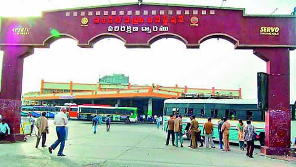 రాత్రి 12 దాటిందా విజయవాడ బస్స్టేషన్లో భయం భయం.. ప్రాణాలు అరచేతిలో పట్టుకుని పరుగులు..