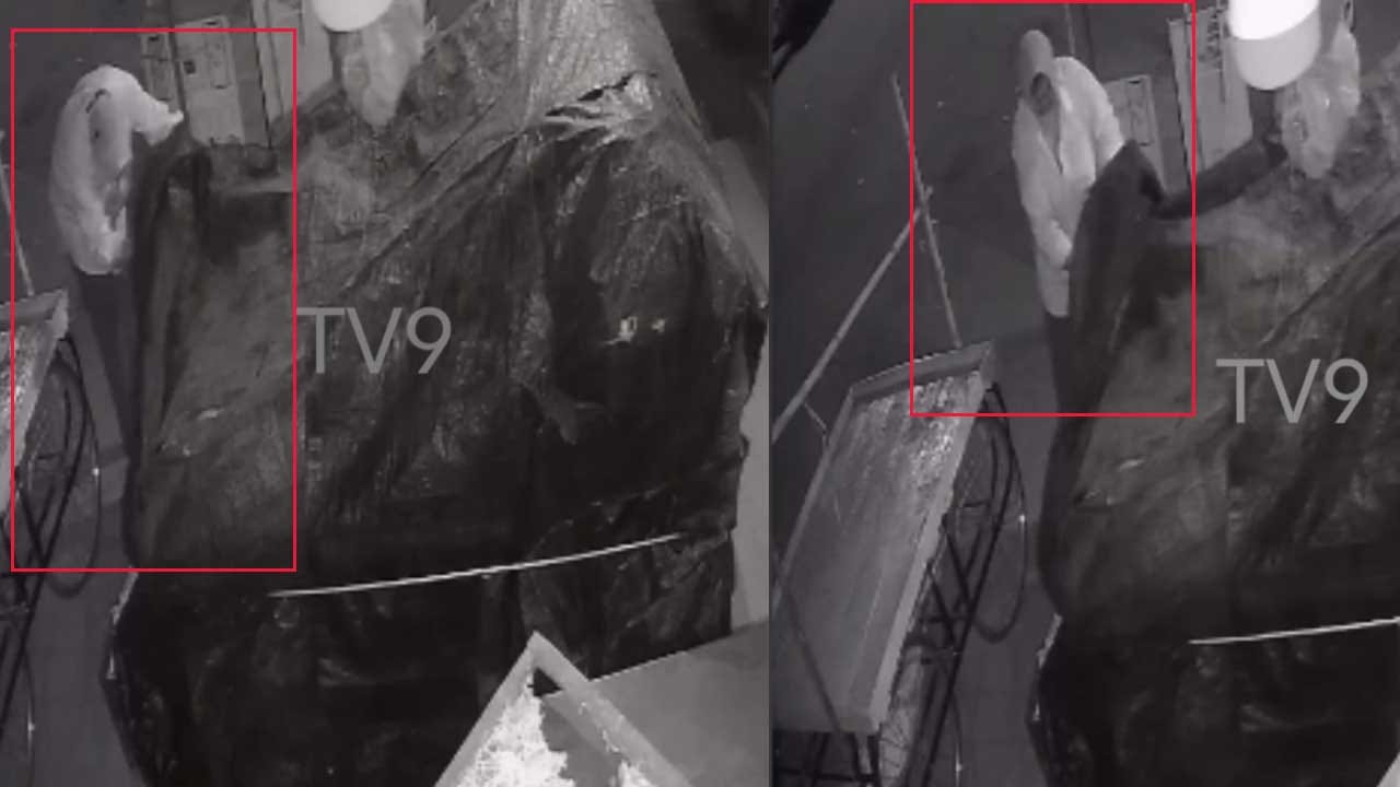 Watch Video: అర్ధరాత్రి తోపుడు బండ్లపై చీప్‎గా ఏంటి ఆ పని.. సోషల్ మీడియాలో వీడియో వైరల్..