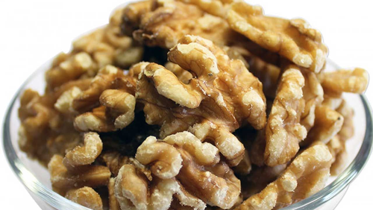 వాల్నట్: వాల్ నట్స్ లో ఒమేగా 3 ఫ్యాటీ యాసిడ్స్ పుష్కలంగా ఉంటాయని అందరికీ తెలిసిందే. వాల్ నట్స్ తినడం వల్ల రక్తపోటు తగ్గుతుంది. ఇంకా జీర్ణక్రియను కూడా క్రమబద్ధీకరిస్తుంది.