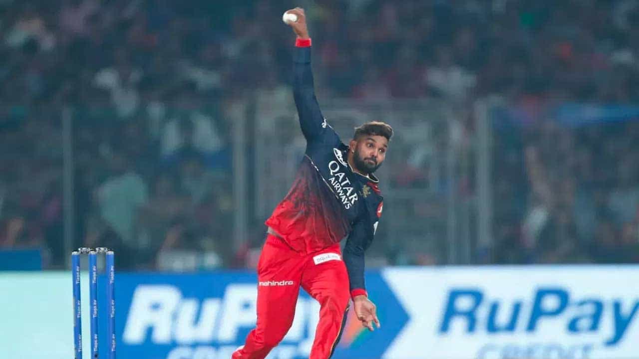 పైన చెప్పినట్లుగా, IPL 2024 వేలానికి ముందు, రాయల్ ఛాలెంజర్స్ బెంగళూరు జట్టు నుంచి వనిందు హసరంగాను విడుదల చేసింది. ఆ తర్వాత, హసరంగాను వేలంలో సన్రైజర్స్ అతని అసలు ధర రూ.1.5 కోట్లకు కొనుగోలు చేసింది. అంతకుముందు 2022లో RCB హసరంగాను రూ.10.75 కోట్ల రూపాయలకు కొనుగోలు చేసింది.
