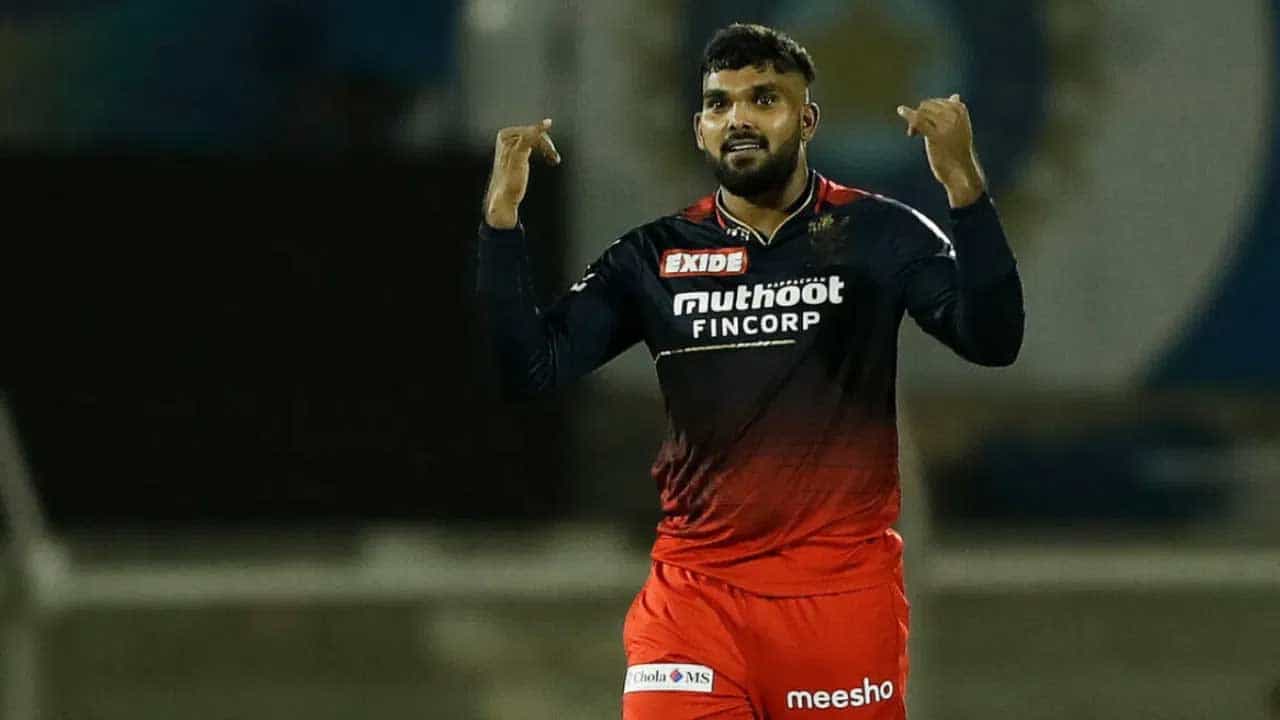 వాస్తవానికి గత ఎడిషన్ వరకు ఆర్సీబీ తరపున ఆడిన హసరంగాను ఈసారి జరిగిన మినీ వేలంలో సన్రైజర్స్ హైదరాబాద్ ఫ్రాంచైజీ కొనుగోలు చేసింది. కానీ ఇతర కారణాల వల్ల హసరంగ ఇక హైదరాబాద్ జట్టులో చేరలేదు.