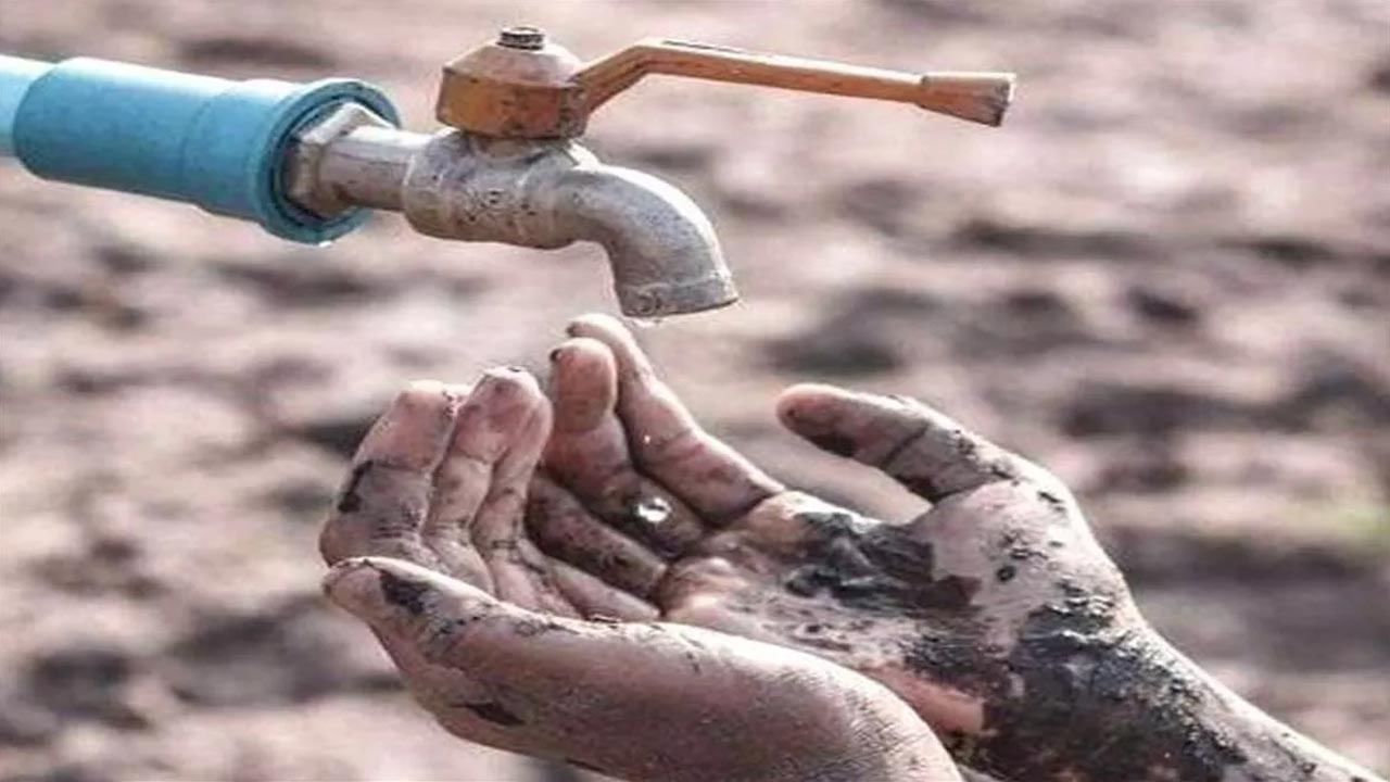 Water Crisis: కారు కడిగినా, చెట్లకు నీళ్లు పెట్టినా..  రూ.5 వేలు జరిమానా.. ఉత్తర్వులు జారీ