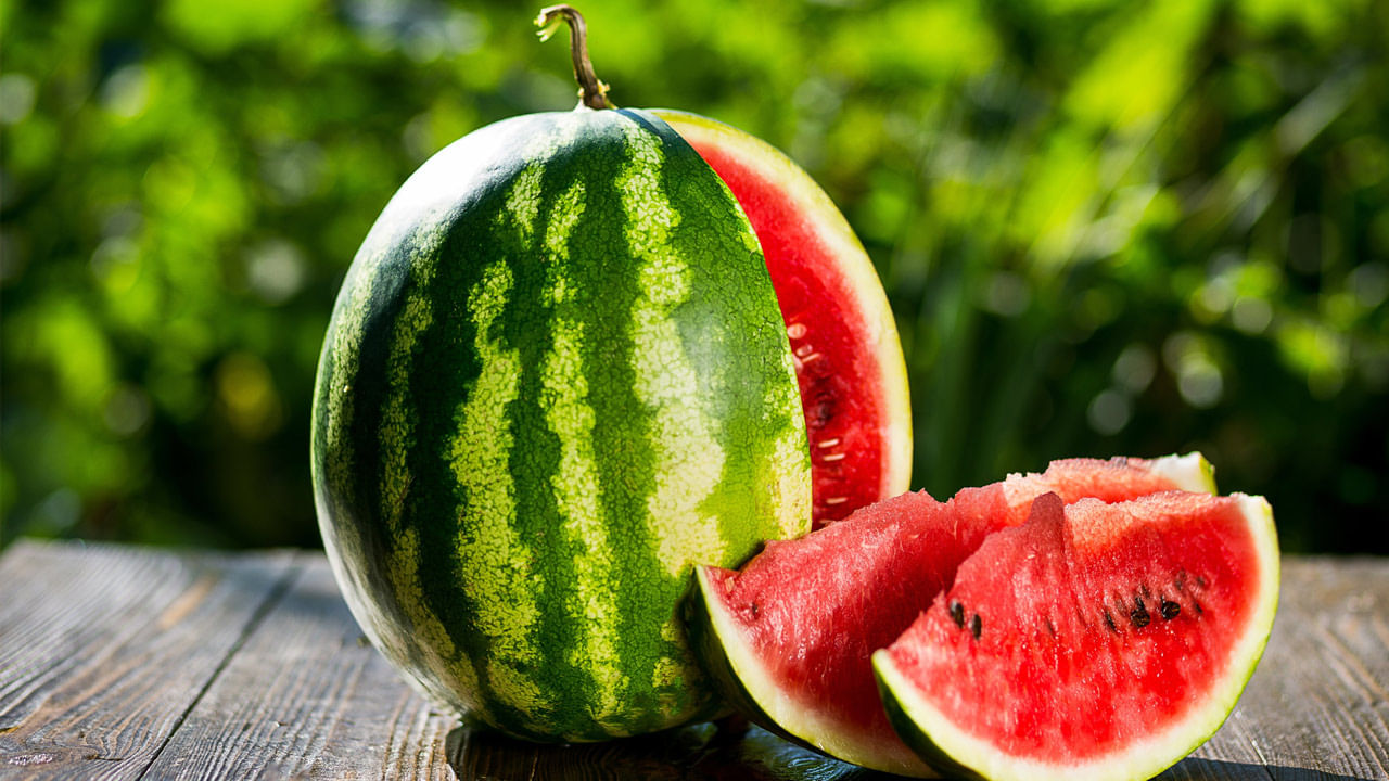 Watermelon: సమ్మర్‌లో పుచ్చకాయ కచ్చితంగా తీసుకోవాల్సిందే.. ఎందుకంటే..