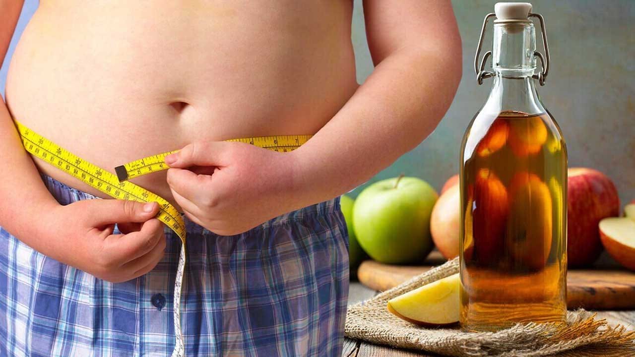 యాపిల్ సైడర్ వెనిగర్‌లో అనేక ఔషధ గుణాలు ఉన్నాయి. ఇది ఆరోగ్యానికి చాలా మేలు చేస్తుంది. మీరు దీన్ని నీటిలో కలిపి ప్రతిరోజూ తాగితే, బరువు తగ్గడంతోపాటు అనేక తీవ్రమైన వ్యాధులను నివారించడంలో సహాయపడుతుంది. అంతేకాకుండా.. ఆరోగ్యానికి కూడా చాలా మేలు చేస్తుందని వైద్య నిపుణులు పేర్కొంటున్నారు. కొంచెం గోరు వెచ్చని నీటిలో ఆపిల్ సైడర్ వెనిగర్ కలిపి తాగడం వల్ల కలిగే ఐదు ప్రయోజనాలు, ఎప్పుడు తాగితే మంచిది అనే విషయాలను ఇప్పుడు తెలుసుకోండి..