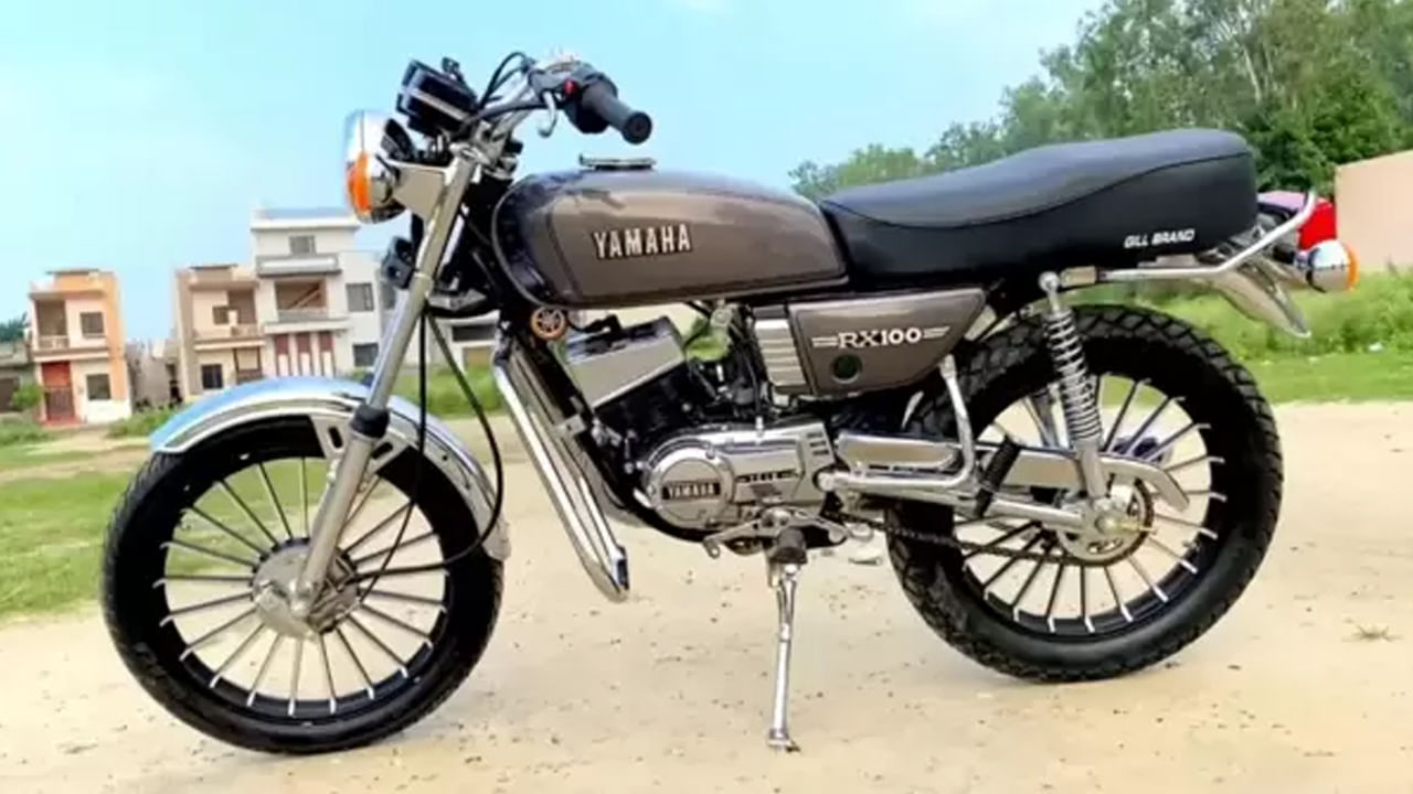 Yamaha Rx100- ఈ బైక్‌కు పరిచయం అవసరం లేదు. నేటికీ ప్రసిద్ధ మోటార్‌సైకిల్.  యమహా RX100 భారతదేశంలో అత్యంత ప్రసిద్ధ బైక్. ఈ బైక్‌లో 98.2సీసీ సింగిల్ సిలిండర్ ఇంజన్ ఉంది. యమహా RX100 జపాన్‌లోని యమహాచే తయారు చేయబడింది.1985లో ఎస్కార్ట్స్ గ్రూప్ ద్వారా భారతదేశానికి తీసుకువచ్చింది.