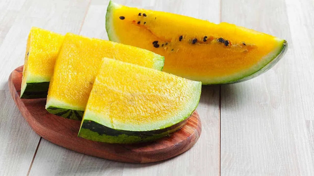 తమిళనాడులోని తేని జిల్లాలో ఇలాంటి పసుపు రంగు పుచ్చకాయలు మీకు కనిపిస్తాయి. తేని జిల్లాలో గంపం చిన్నమనూరు, కడలూరుతో పాటు జిల్లాలోని పలు ప్రాంతాల్లో ఇలాంటి పుచ్చకాయలను పండిస్తున్నారు. ఎండాకాలం వచ్చిందంటే పుచ్చకాయలు అమ్మేవారు రోడ్డుపక్కన దుకాణాల్లో ఇలాంటి పసుపు పుచ్చకాయలను అమ్ముతూ కనిపిస్తారు. మార్చి నుంచే అన్ని చోట్లా వీటి విక్రయాలు ప్రారంభమయ్యాయి. 