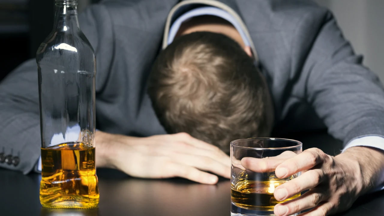 సాధారణంగా డ్రింకింగ్ అనేది అనారోగ్యాలకు దారితీస్తుందని చెబుతారు డాక్టర్లు. మానవ శరీరంపై ఆల్కహాల్ అనేక ప్రతికూల ప్రభావాలు చూపుతాయంటారు. అయితే, కలిసి మద్యం సేవించే దంపతులు మంచి జీవితాన్ని గడుపుతున్నారని ఇటీవల ఓ అధ్యయనంలో తేలింది.