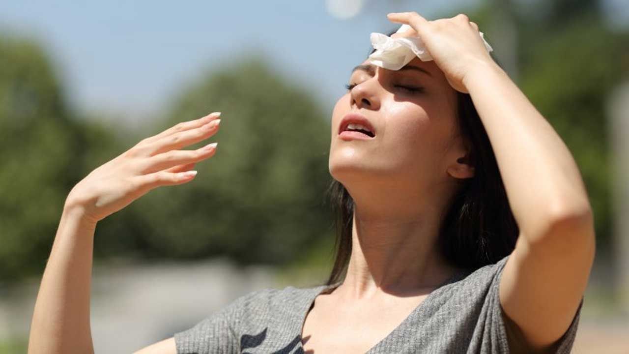 ఈ పండు తినడం వల్ల శరీరానికి డీ హైడ్రేషన్ నుంచి ఉపశమనాన్ని కలిగిస్తుంది. ఇందులోని నీటిలో చాలా క్యాలరీలు ఉంటాయి. బరువు తగ్గాలనుకునే వారికి కూడా ఈ నీటి పండు చాలా చక్కగా ఉపయోగపడుతుంది. శరీరంలోని లివర్ సంబంధిత సమస్యలను దూరం చేస్తుంది.