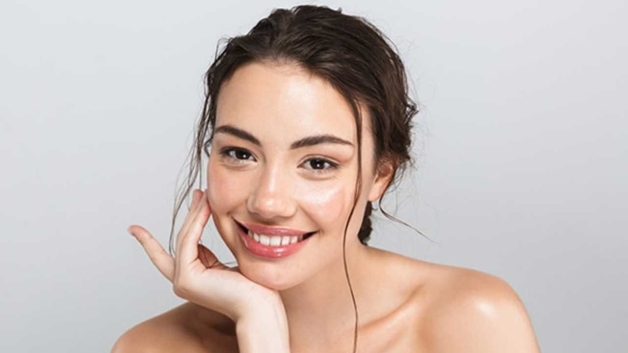 అందమైన ముఖానికి ఫేస్ ప్యాక్ లాగా కూడా ఉపయోగపడుతుంది. తాటి ముంజల గుజ్జును ముఖానికి రాసుకుని పావుగంట తరువాత చల్లిని నీటితో కడిగేస్తే మొటిమలు, ఎండకు ముఖం కమిలిపోవడం, నల్లగా మారడం లాంటివి తొలగిస్తాయి.