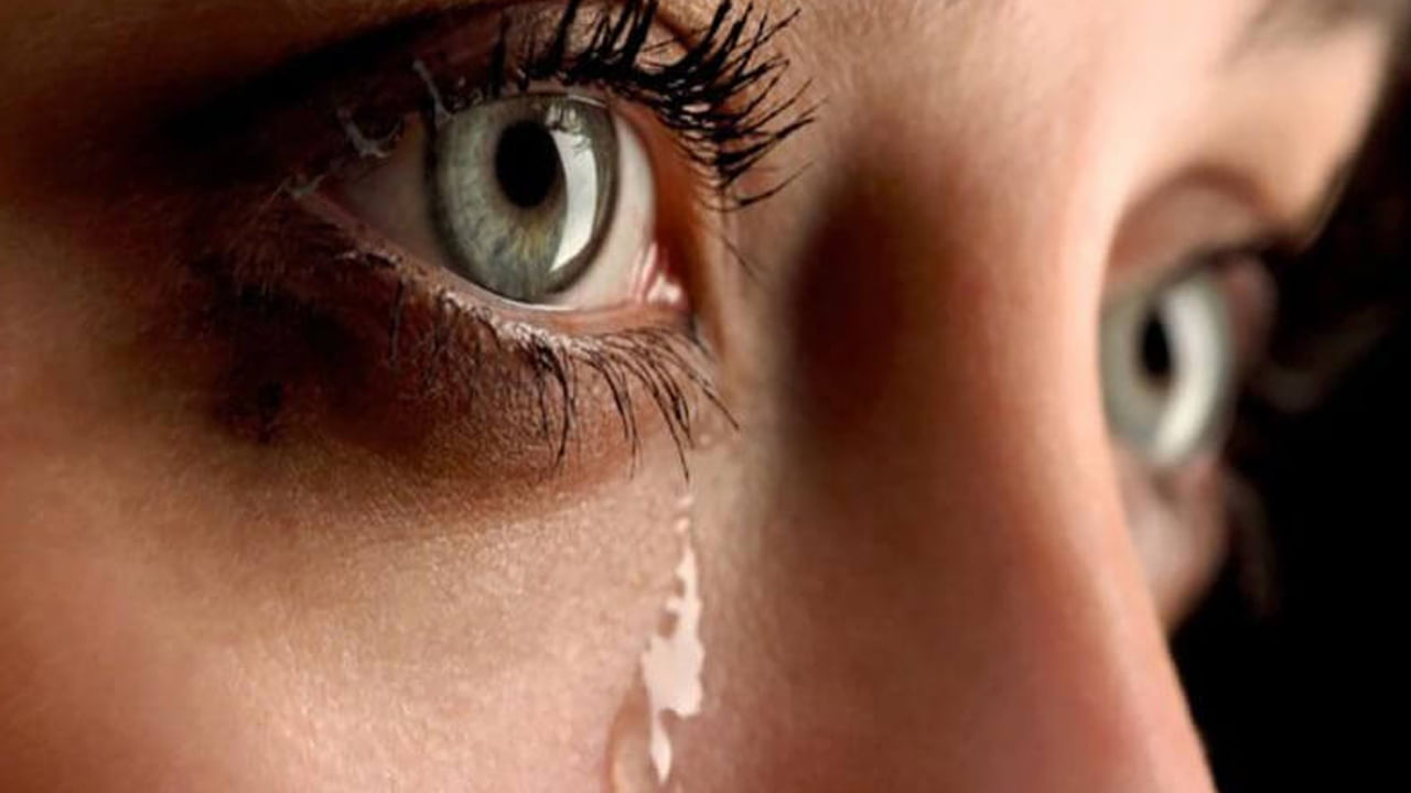 ఎండాకాలంలో కళ్ల నుంచి నీరు కారణం అనేది ప్రధానమైన సమస్య. సాధారణంగా సర్వేంద్రియానాం నయనం ప్రధానం అంటారు. అలాంటి కంటికి శ్రద్ద తీసుకోవాలంటే ఈ రెమిడీస్ ఫాలో కావల్సిందే.