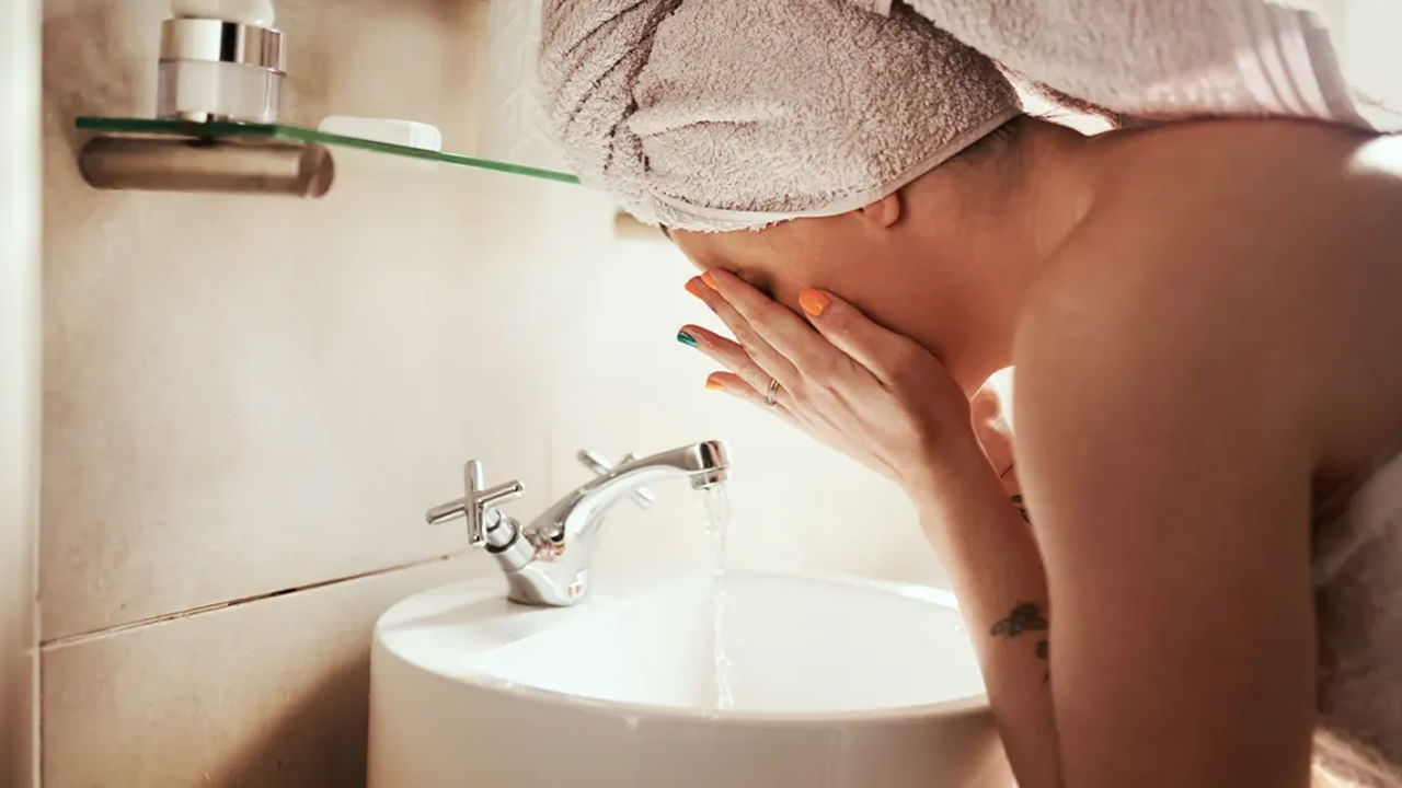 దూర ప్రయాణాలు చేసే వారు, తరచూ బయట తిరిగే వారు ఉంటారు. ఈ వేసవి కాలంలో దుమ్ము, ధూళి కళ్ళలో పడుతూ ఉంటుంది. కళ్ళు మంటగా వుంటే చల్లటి నీటితో కళ్ళు శుభ్రంగా కడుక్కోవాలి. ఇలా చేయడం వల్ల కళ్ళకు కాస్త ఉపశమనం కలిగి హాయినిస్తుంది.