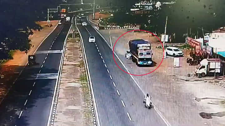 Kakinada: ఇది యాక్సిడెంటా.. ఆత్మహత్యా.. వీడియో చూసి మీరే చెప్పండి... Kakinada: ఇది యాక్సిడెంటా.. ఆత్మహత్యా.. వీడియో చూసి మీరే చెప్పండి...