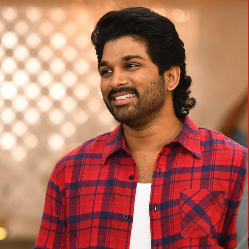 అసలే ప్యాన్ ఇండియా లెవల్లో వెయ్యికోట్లకు పైగా వసూళ్లు తెచ్చుకున్న జవాన్ డైరక్టర్ చేసే ఇమీడియేట్ ప్రాజెక్ట్ అంటే.. ఐకాన్ స్టార్ ఎందుకు వదులుకుంటారు చెప్పండి... అనే మాటలు కూడా వినిపిస్తున్నాయి ఫిల్మ్ నగర్లో. మరి ఆ మధ్య సందీప్ రెడ్డి వంగా బన్నీతో సినిమా చేస్తే బావుంటుందని అన్నారుగా.. దాని సంగతేంటి?