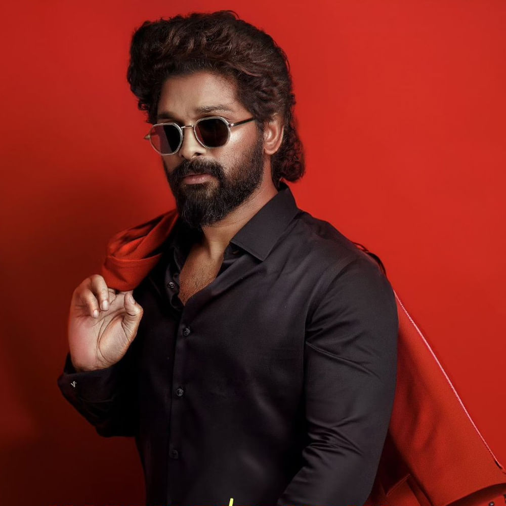 నేషనల్ అవార్డుతో మొదలుపెట్టి మొన్న మొన్నటి జాతర లుక్ వరకూ.. ప్రతిదీ మాస్ జాతర చేసిన అప్డేటే.. అయినా.. నెక్స్ట్ ఏంటి? అనే మాట ఫ్యాన్స్ లో వినిపిస్తూనే ఉంది. కాళ్లకు గజ్జెలు, నడుముకు వడ్డాణం, మెడలో దండలు... అల్లు అర్జున్ అడుగుముందుకేస్తుంటే, శ్వాస తీసుకోవడం కూడా మర్చిపోయి చూసేశారు ఆయన మాస్ అభిమానులు.