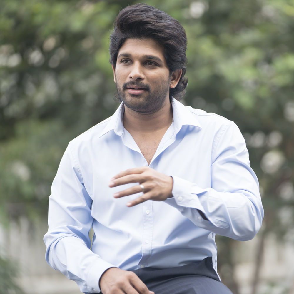 బన్నీతో గురుజీ ఎప్పుడు సినిమా చేసినా బాక్సు బద్ధలైపోవాల్సిందే. 'అట్లుంటది మనతోని' అని ఇద్దరూ కాలరెగరేసుకుని చెప్పే స్టోరీ మీద వర్కవుట్ చేస్తున్నారట త్రివిక్రమ్. సో.. ఎన్ని విధాలుగా లెక్కలు వేసినా, ఇప్పటికైతే ఐకాన్స్టార్ కాంపౌండ్ గాలి.. అట్లీ వైపే వీస్తోంది.