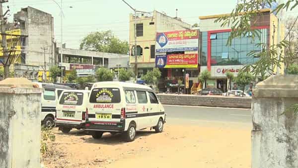 Ambulance mafia: కాసుల కక్కుర్తితో రోగులతో చెలగాటం.. జలగల్లా పీక్కుతింటున్న అంబులెన్స్ నిర్వహకులు!