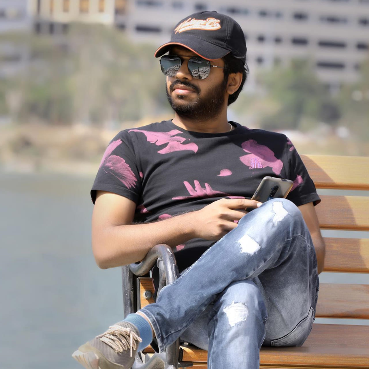 మామూలుగా డైరక్టర్ల పేర్లు చెప్పగానే వాళ్లు చేసిన సినిమాలు చకచకా గుర్తుకొచ్చేస్తుంటాయి. వాటి జోనర్లను బట్టి, వాళ్ల మీద ఏదో ఒక రకమైన స్టాంప్‌ పడుతుంటుంది. అయితే, అలాంటి ముద్ర తన మీద పడకూడదని గట్టిగా ఫిక్సయ్యారు అనిల్‌ రావిపూడి. ఇంతకు ముందు మీరు చూసింది వేరు.. ఇప్పుడు మీరు చూస్తున్నది వేరు అని చెప్పకనే చెబుతోంది ఆయన స్టోరీ సెలక్షన్‌. 