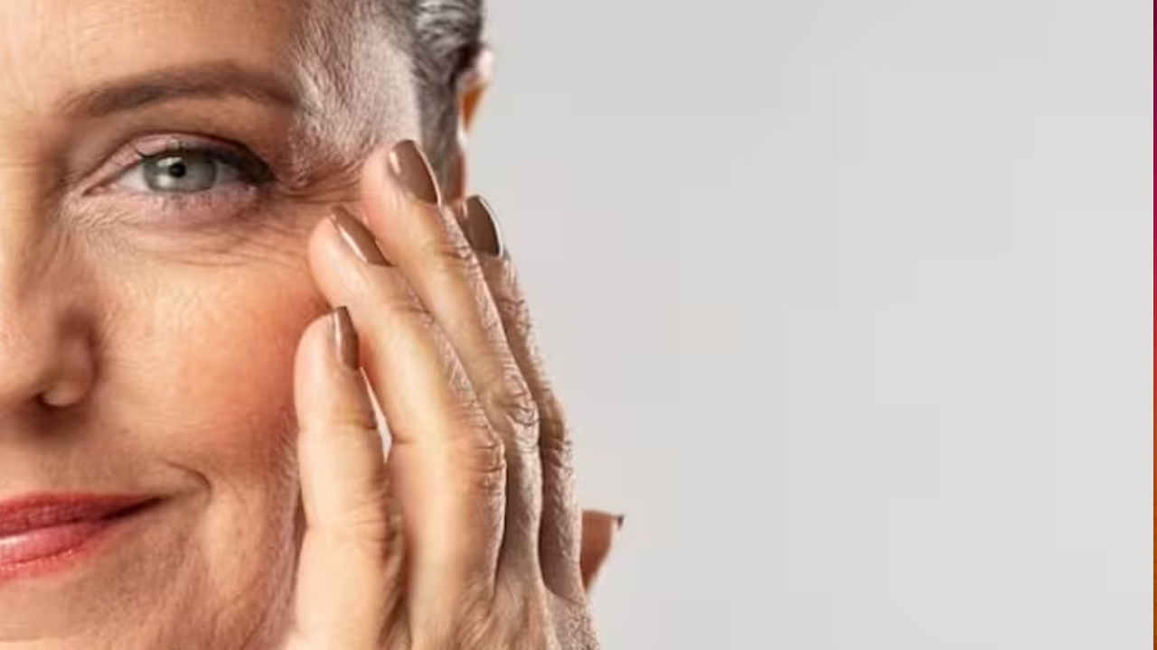  తెలిసో.. తెలియకో నిత్య జీవితంలో మనం చేసే చిన్న చిన్న పొరబాట్ల వల్ల 30 ఏళ్లలోపే వృద్ధాప్య ఛాయలు కనిపించేలా చేస్తాయి. వయసు కంటే ముందే పలకించే వృద్ధాప్యాన్ని తేలికగా తీసుకోకండి. వయసు పెరిగే కొద్దీ ముఖంపై వృద్ధాప్య సంకేతాలు బలంగా మారుతాయి. చిన్న వయస్సులోనే చర్మం వృద్ధాప్యంలోకి అడుగు పెట్టడానికి అనేక కారణాలు ఉన్నాయి. అవి ఏమిటో ఇక్కడ తెలుసుకుందాం..