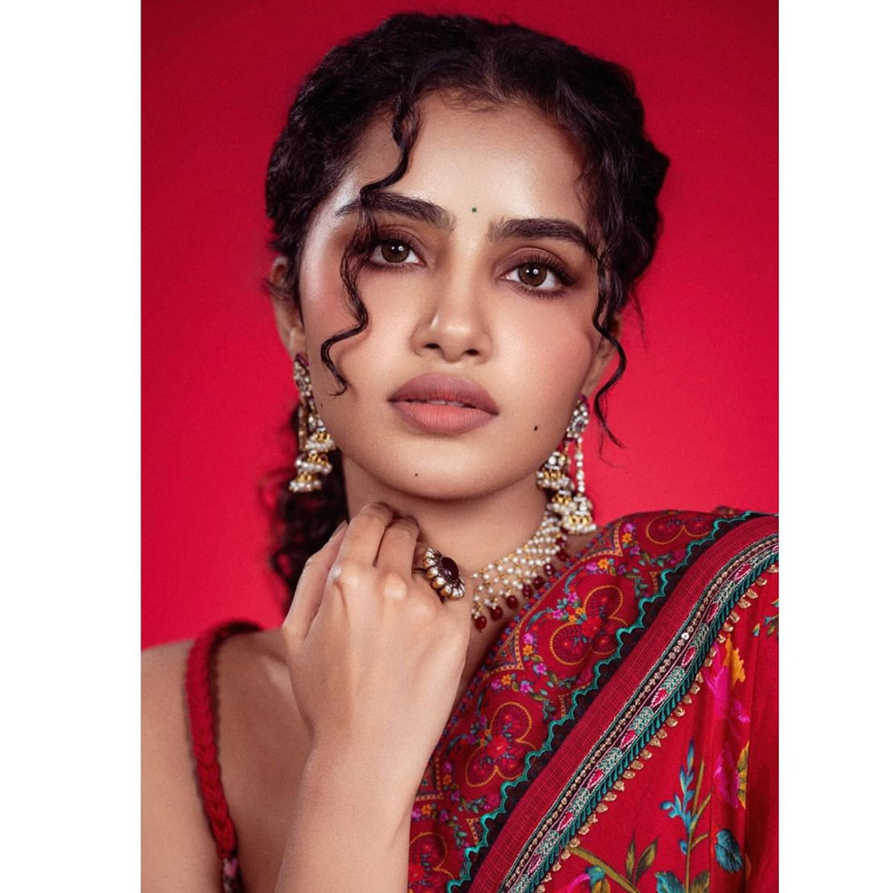 అనుపమ పరమేశ్వరన్ ఇప్పుడు బ్లాక్ బస్టర్ హిట్ జోష్లో ఉంది. గతేడాది కార్తీకేయ 2, 18 పేజీస్ చిత్రాలతో సూపర్ హిట్ ఖాతాలో వేసుకున్న ఈ కేరళ కుట్టి..ఇప్పుడు టిల్లు స్క్వేర్ సినిమాతో ఏకంగా రూ. 100 కోట్లకు పైగా రాబట్టింది.