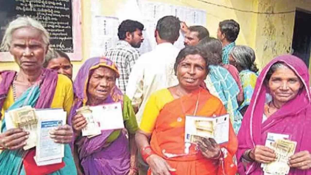 Andhra Pradesh: పెన్షన్ల చుట్టు తిరుగుతోన్న ఏపీ పాలిటిక్స్.. పెన్షన్ల ...