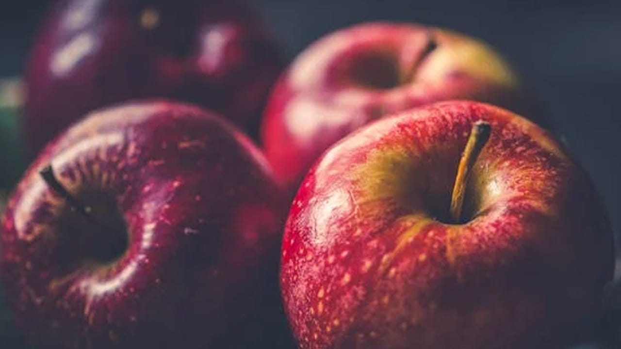 ఆరోగ్య నిపుణుల అభిప్రాయం ప్రకారం ఉదయం పూట ఆపిల్ తినడం శరీరానికి మంచిది. అలాగే మధ్యాహ్నం అన్నం తిన్న తర్వాత యాపిల్ తింటే మేలు జరుగుతుందని నిపుణులు అంటున్నారు. అయితే ఉదయం అల్పాహారం సమయంలో యాపిల్ తినడం వల్ల మరింత ప్రయోజనాలు పొందవచ్చట. రాత్రిపూట యాపిల్ తినకపోవడమే మంచిది. ఆరోగ్య నిపుణుల అభిప్రాయం ప్రకారం.. ఫైబర్ అధికంగా ఉండే ఈ పండును తినడం వల్ల జీర్ణక్రియ ప్రక్రియ సజావుగా సాగుతుంది.