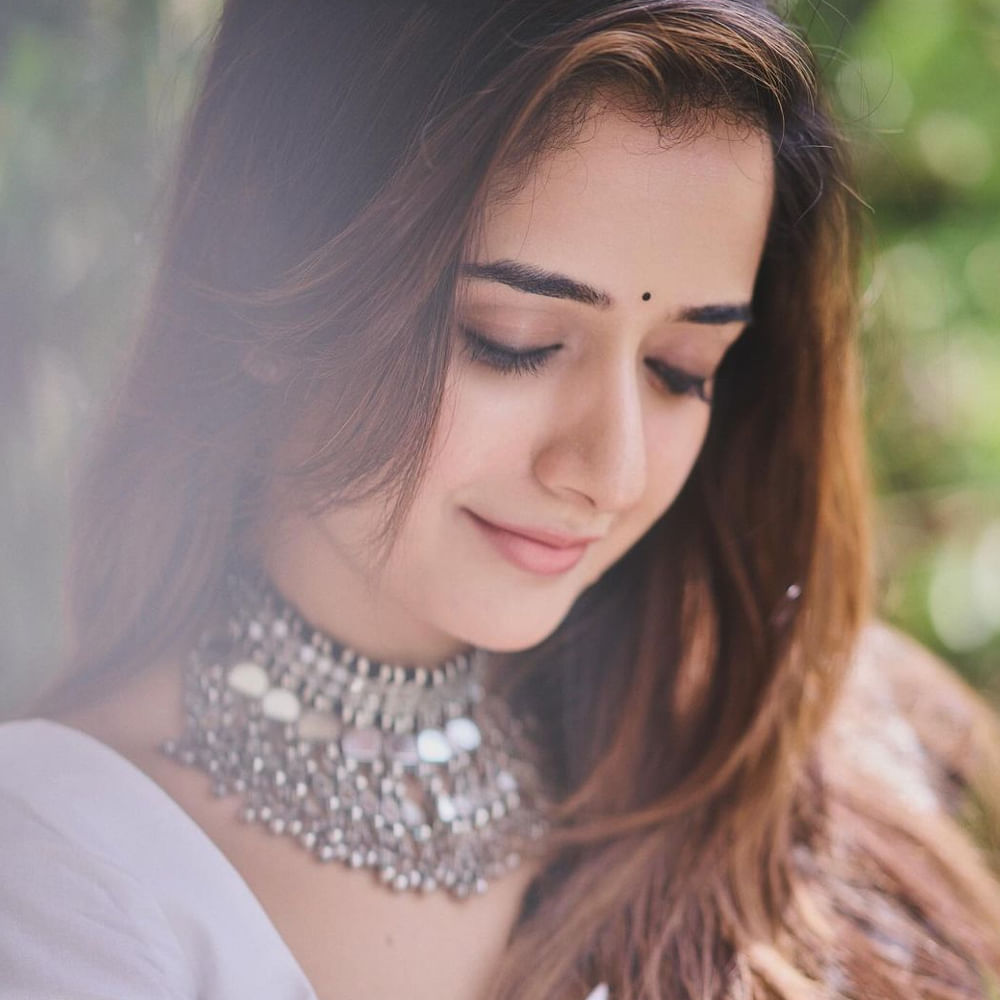 తన చూపుల సంద్రంలో పడి కొట్టుకుపోయే ఎన్నో హృదయాలు.. ఈ వయ్యారాల సోయగం ముందు అల్లాడిపోయే కుర్రాళ్లు హృదయాలు అనేట్లుగానే కనిపిస్తుంది ఆషికా రంగనాథ్. నల్లని చీరలో మరింత అందంగా మెరిసిపోతుంది ఈ కన్నడ భామ.