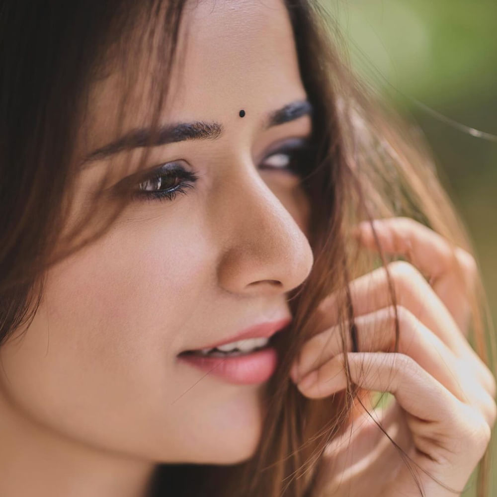 అక్కినేని నాగార్జున నటించిన నా సామిరంగ సినిమాలో వరలక్ష్మీ పాత్రలో మరోసారి వెండితెరపై మాయ చేసింది. అందం, టాలెంట్ ఎంత ఉన్న ఈ బ్యూటీకి తెలుగులో మాత్రం అంతగా అవకాశాలు రావడం లేదు.