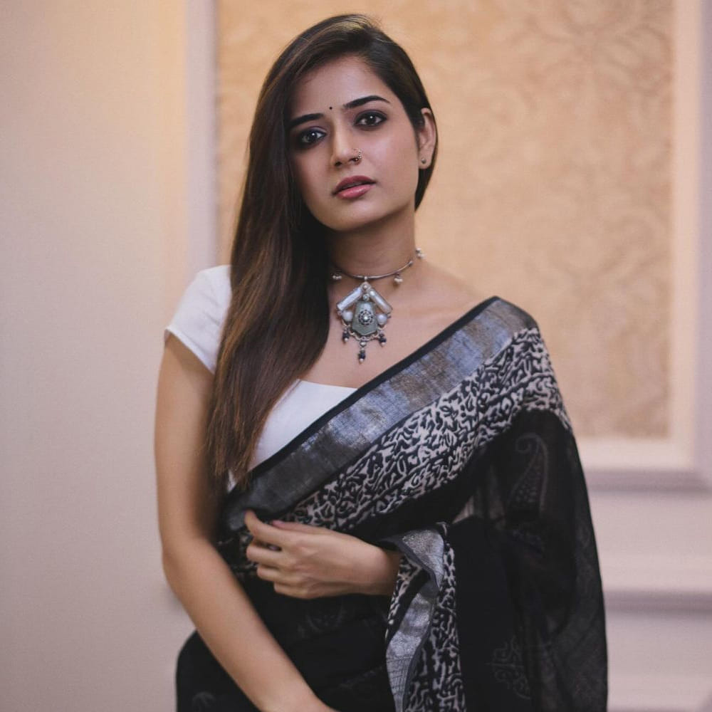 నిత్యం సోషల్ మీడియాలో యాక్టివ్ గా ఉంటూ ఎప్పుటికప్పుడు లేటేస్ట్ ఫోటోస్ షేర్ చేస్తుంది. తాజాగా ఈ బ్యూటీ షేర్ చేసిన బ్లాక్ కలర్ శారీ ఫోటోస్ ఆకట్టుకుంటున్నాయి. ముద్ద మందారం సిగ్గు పడితే ఇంతందంగా ఉంటుందా అన్నట్లుగా కనిపిస్తుంది.