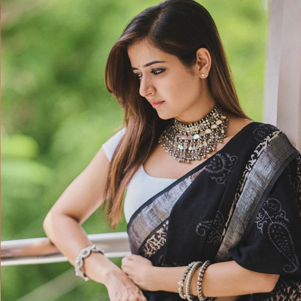 కన్నడ సినీ పరిశ్రమలో టాప్ హీరోయిన్ గా గుర్తింపు తెచ్చుకున్న ఈ సుందరి.. ఇప్పుడు తెలుగులో అదృష్టాన్ని పరీక్షించుకుంటుంది. నందమూరి హీరో కళ్యామ్ రామ్ సరసన అమిగోస్ సినిమాతో తెలుగు తెరకు పరిచయమైంది.