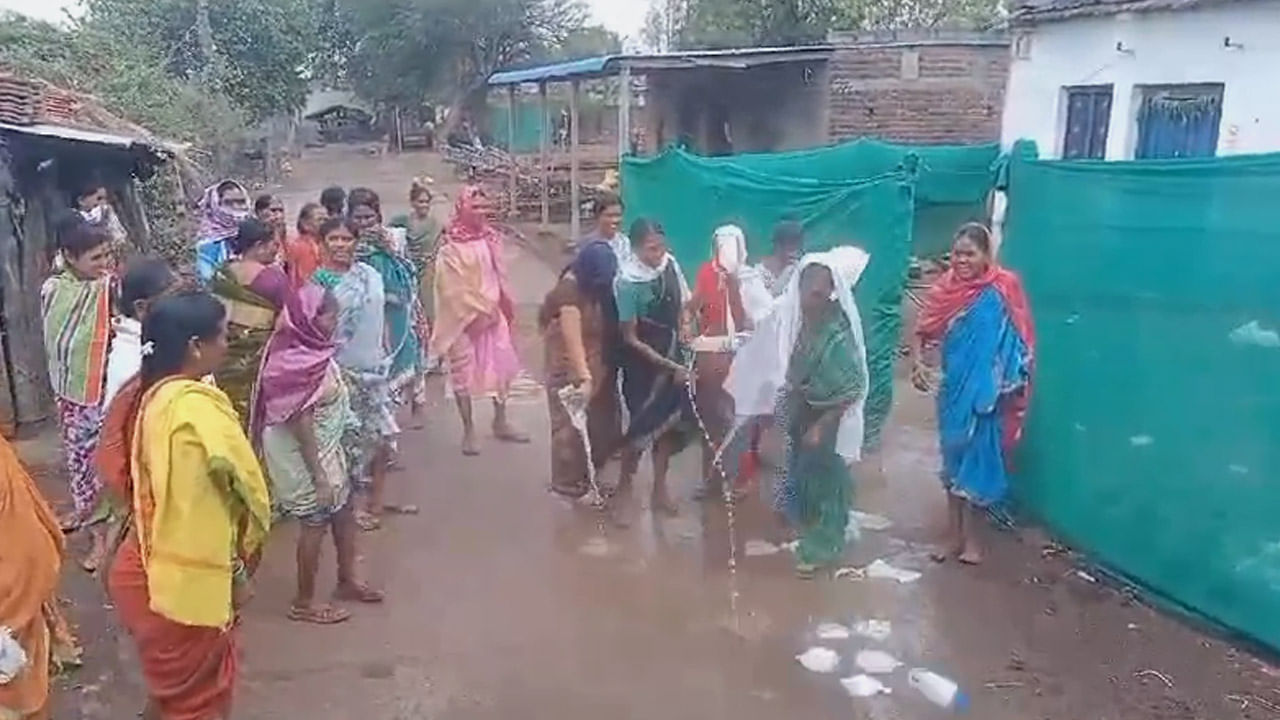 Watch Video: మద్యంపై మహిళల యుద్దం.. బెల్ట్ షాపుల బెండు తీసిన స్థానికులు..