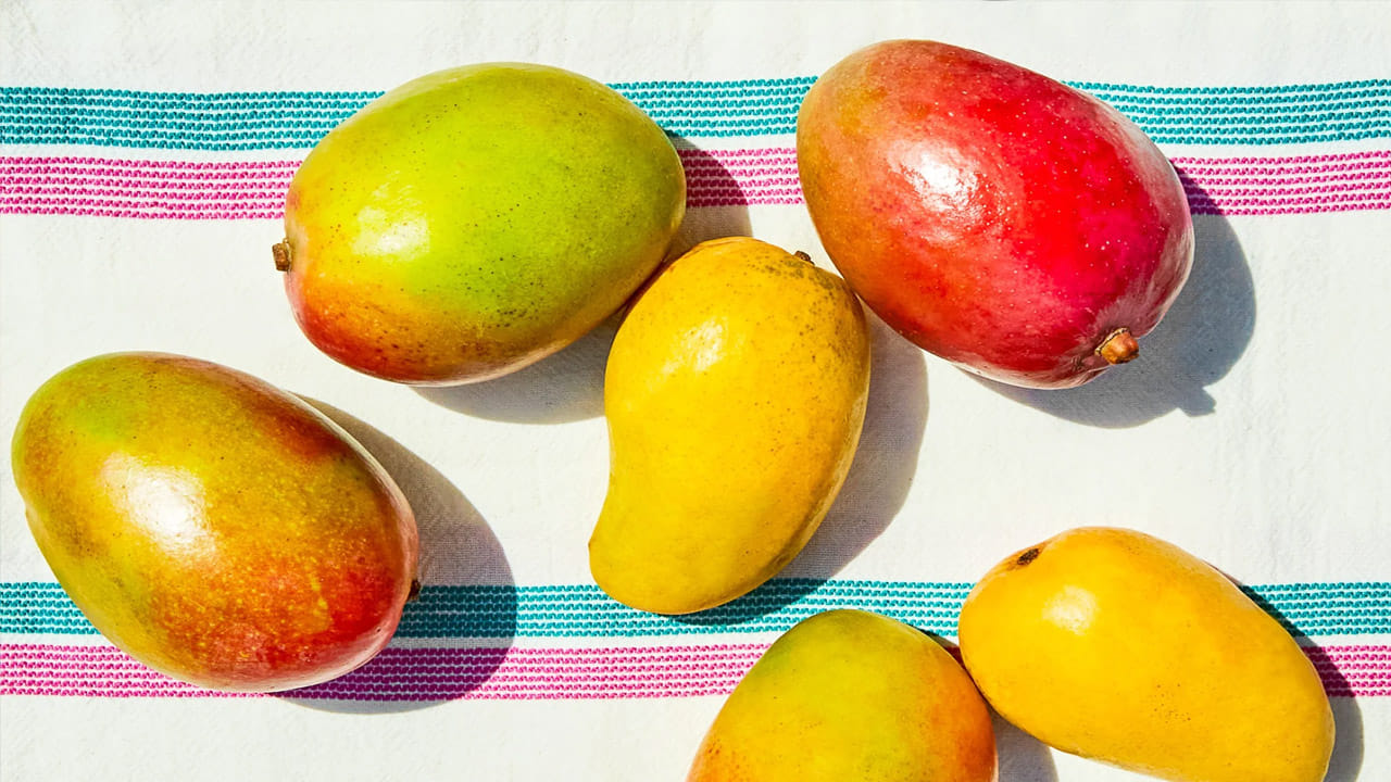 మీరు కొనే మామిడిపండ్లు సహజంగా ఉండవు, కృత్రిమంగా పండినవి అని ఎప్పుడైనా ఆలోచించారా?.. అవును మార్కెట్లో దొరికేవి కృత్రిమంగా పండినవే.. సమాచారం ప్రకారం, కాల్షియం కార్బైడ్ పౌచ్‌లను ఎక్కువగా మామిడి డబ్బాల్లో ఉంచుతారు. ఇక్కడ రసాయన ప్రక్రియ జరుగుతుంది.. ఎసిటిలీన్ వాయువు ఉత్పత్తి అవుతుంది. దీని కారణంగా పండు పండే ప్రక్రియ కృత్రిమంగా వేగవంతం అవుతుంది. కానీ మామిడిని బకెట్ నీటిలో నానబెట్టడం ద్వారా మామిడి సహజంగా లేదా కృత్రిమంగా పండినదా అని మీరు సులభంగా తెలుసుకోవచ్చు. మామిడిపండు నీటిలో మునిగితే సహజంగా పండినట్లు.. కానీ అది నీటిలో తేలుతూ ఉంటే అది కృత్రిమంగా వండినట్లు అర్థం చేసుకోండి.