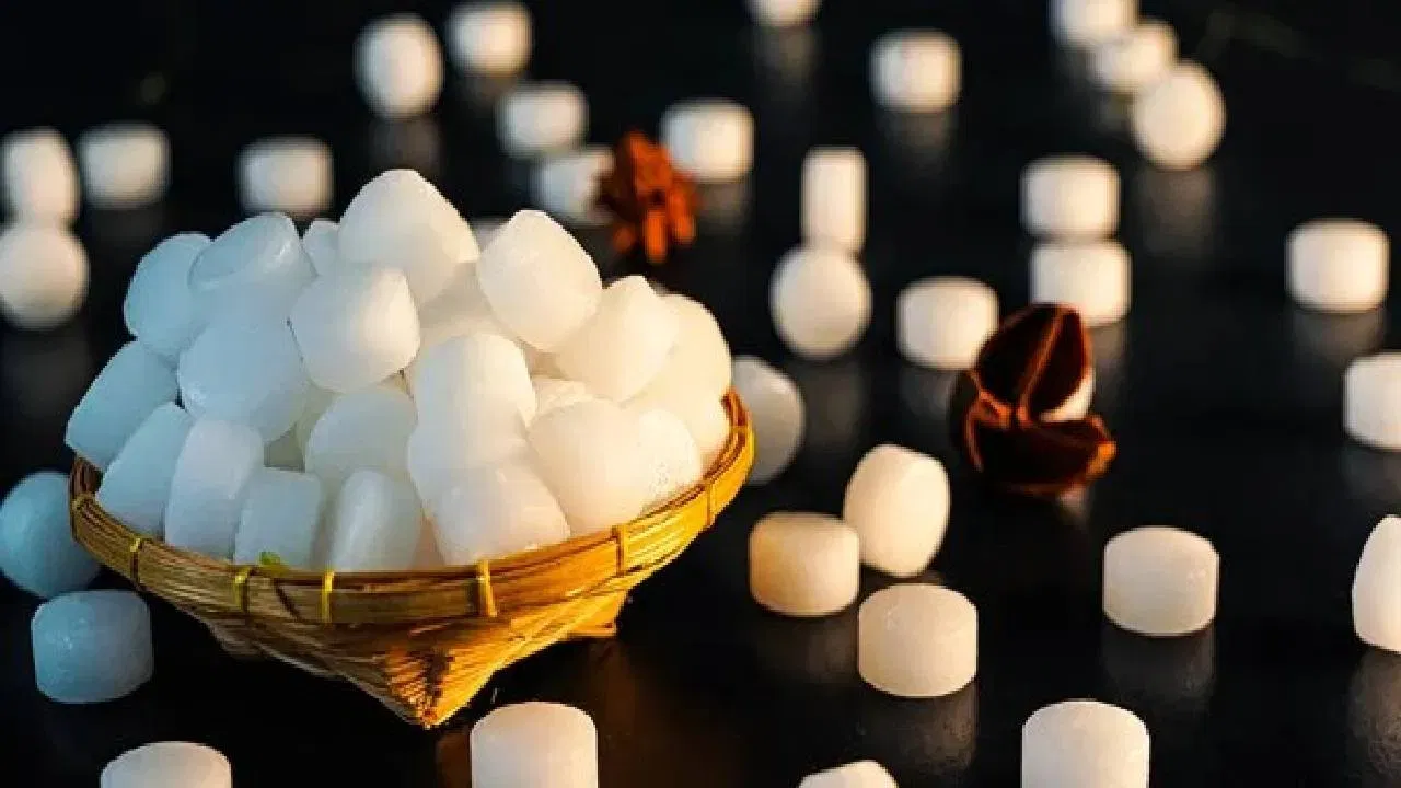 కర్పూర వాసనను ప్రతి రోజూ మీరు పీల్చితే.. ఒత్తిడి, ఆందోళన అవేవి దూరం అవుతాయి. కర్పూరం నుంచి మంచి సువాలసన వస్తుంది. కాబట్టి ఒత్తిడి దూరమై మనసు ప్రశాంతంగా ఉంటుంది. మీకు తెలియకుండానే మీ ముఖంపై చిరునవ్వు వస్తుంది.
