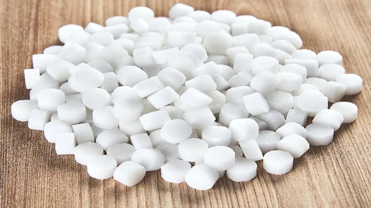 అలాగే జలుబు, ద్గగు వంటి సమస్యలు కూడా తగ్గుతాయి. తల నొప్పి, మైగ్రేన్ సమస్యలతో ఇబ్బంది పడేవారు సైతం కర్పూరం వాసన పీల్చితే ఉపశమనం లభిస్తుంది. ఈ వాసన పీల్చితే అసలట కూడా దూరం అవుతుంది.
