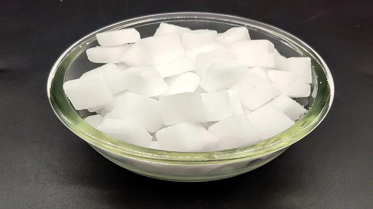 కర్పూరంలో యాంటీ బ్యాక్టీరియల్, యాంటీ ఫంగల్ గుణాలు ఉన్నాయి. ఇవి సూక్ష్మ క్రిములను దూరంగా ఉంచుతాయి. మీరు ఇల్లు క్లీన్ చేసేటప్పుడు కర్పూరం పొడిని ఉపయోగిస్తే.. బ్యాక్టీరియా వచ్చే అవకాశం తగ్గుతుంది. అలాగే ఇల్లు కూడా సువాసనలు వెదజల్లుతాయి.
