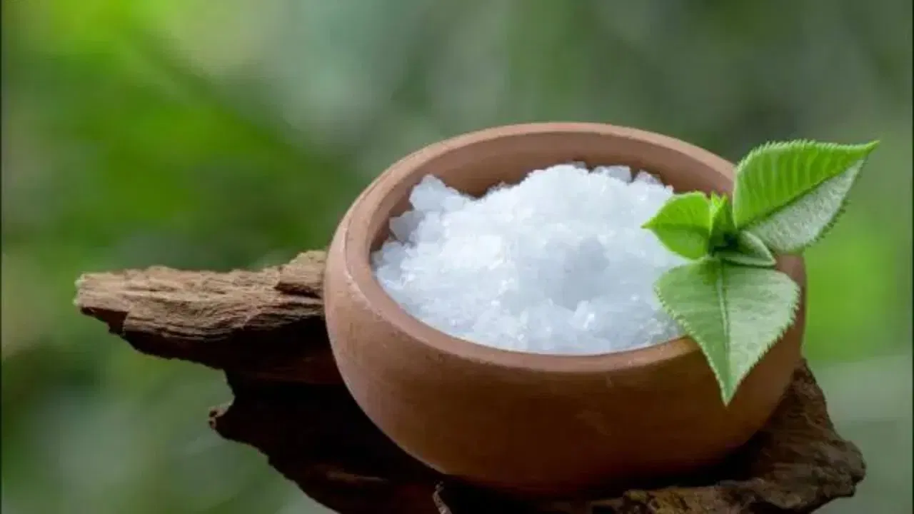 కర్పూరాన్ని పొడిలా చేసి.. నూనెలతో కలిపి శరీరంపై రాస్తే.. నొప్పులు, దురద వంటివి తగ్గుతాయి. కండరాలు, కీళ్లల్లో నొప్పి కూడా తగ్గిస్తుంది. అయితే కర్పూరం ఉపయోగించే ముందు జాగ్రత్తలు తీసుకోవాలి. కొంత మందికి కర్పూరం పడదు. అలెర్జీ సమస్యలు వస్తాయి.
