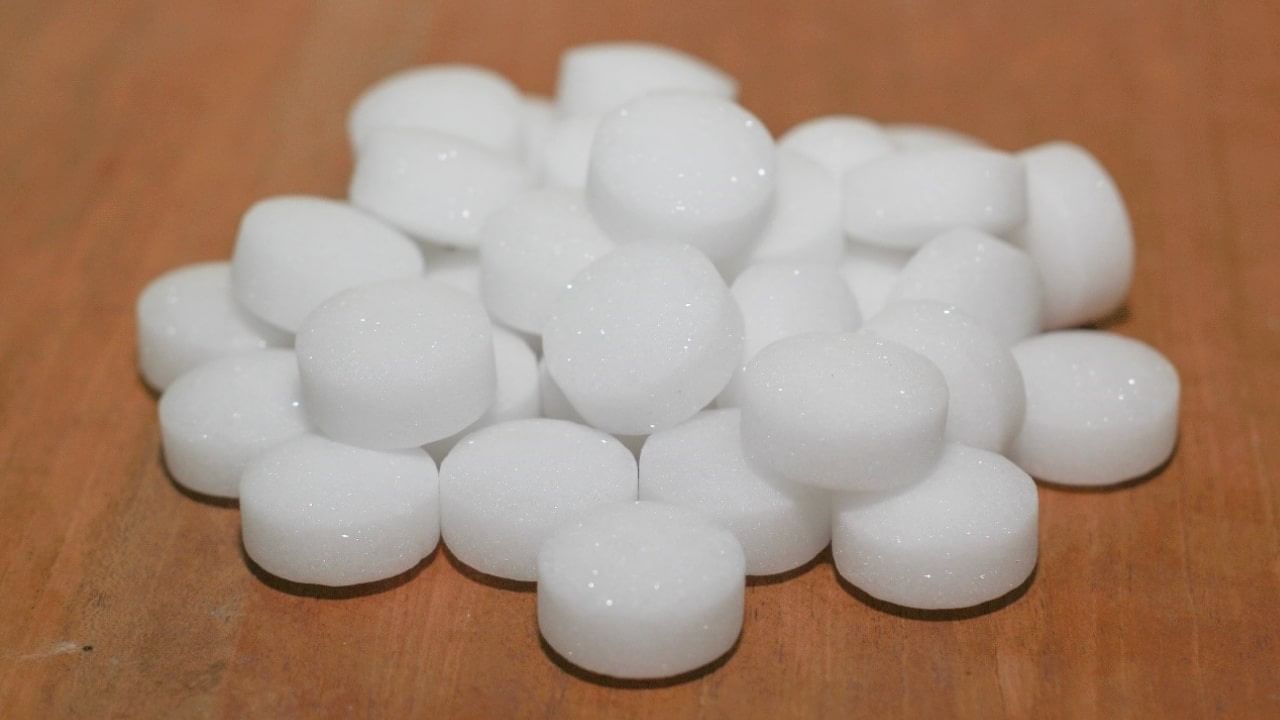 సాధారణంగా కర్పూరాన్ని ఎక్కువగా దేవుడికి సంబంధించిన పూజల్లో ఉపయోగిస్తూ ఉంటారు. కర్పూరం నుంచి ఒక మంచి సువాసన అనేది వస్తూ ఉంటుంది. అయితే కేవలం కర్పూరాన్ని పూజలకే కాకుండా.. వీటితో చాలా రకాల అనారోగ్య సమస్యలు తగ్గించుకోవచ్చు.
