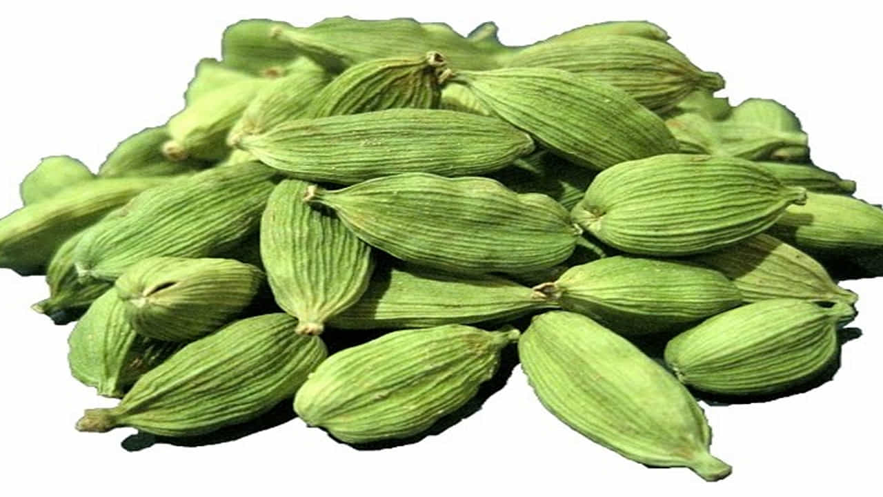 ప్రతిరోజూ ఏలకులను నమలడం వల్ల ఆరోగ్యానికి ఎంతో మేలు జరుగుతుంది. చాలా మంది దీనిని మౌత్ ఫ్రెషనర్గా ఉపయోగిస్తారు. మీరు దీన్ని రోజూ తింటే.. ఎన్నో ఆరోగ్య ప్రయోజనాలను మనం పొందవచ్చు..