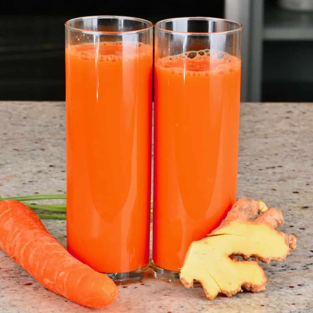 క్యారెట్, అల్లం కలిపి జ్యూస్గా చేసుకొని అందులో నిమ్మరసం కలిపి తాగడం వలన చర్మకాంతి పెరుగుతుంది. క్యారెట్లో బీటా కెరోటిన్ పుష్కలంగా ఉంటుంది. ఇది శరీరంలో విటమిన్ ఎగా మారుతుంది. చర్మాన్ని ఆరోగ్యంగా ఉంచుతుంది. తగినంత నీరు తాగాలి. మంచినీరు శరీరాన్ని హైడ్రేట్ చేస్తుంది. అంతేకాదు.. చర్మాన్ని ఆరోగ్యంగా ఉంచుతుంది. కాబట్టి క్రమతప్పకుండా నీళ్లు తాగాలి.