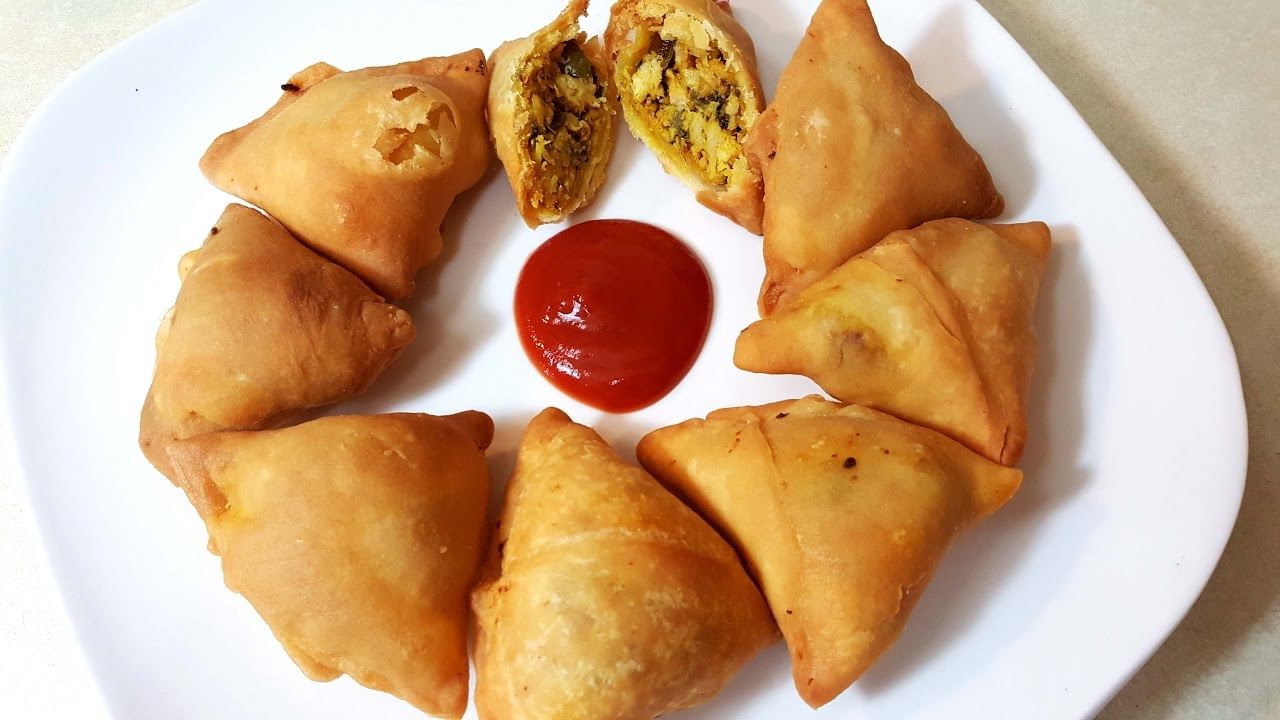 Chicken Samosa: చికెన్ కర్రీ మిగిలి పోయిందా.. ఇలా సమోసాలు చేసేద్దామా..