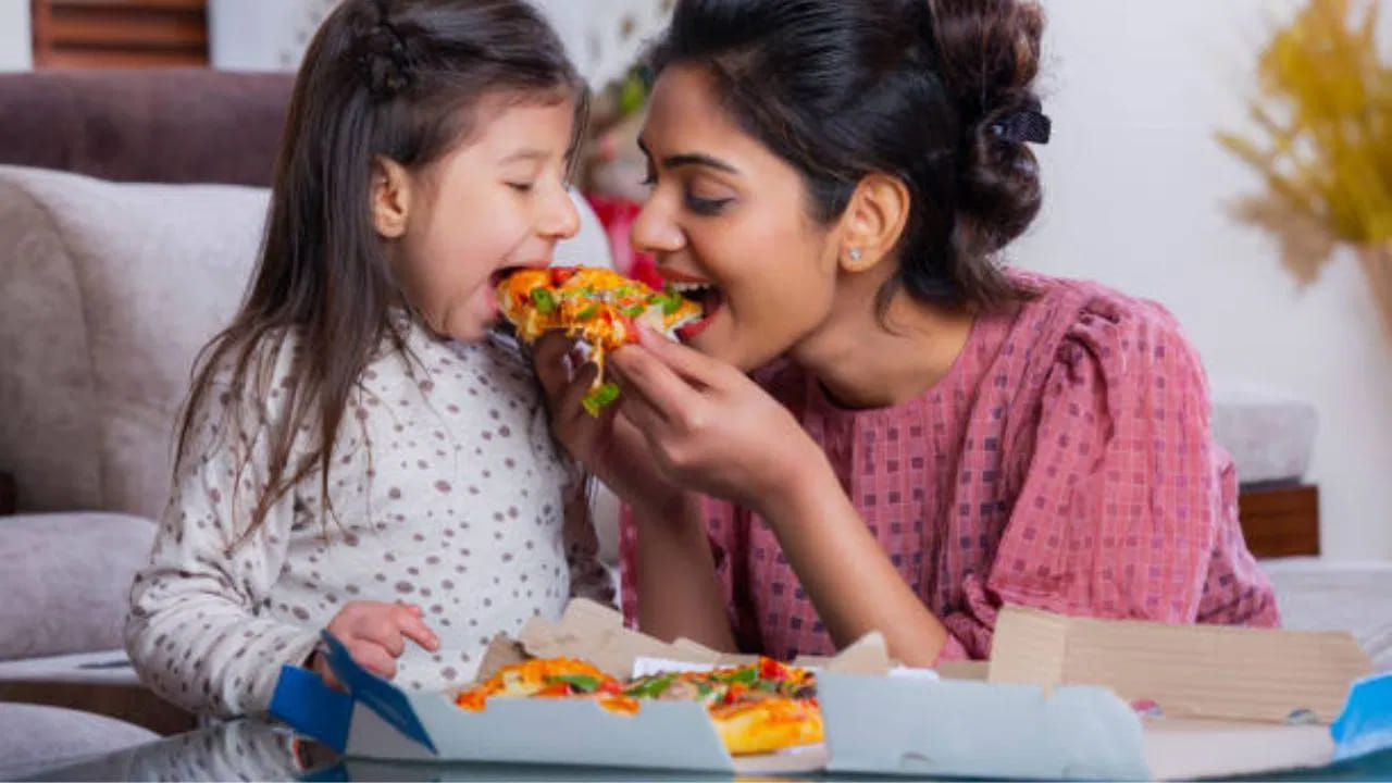 ముఖ్యంగా శిశువుల ఆహారంలో పిండి పదార్ధాలను చేర్చకూడదు. పచ్చి బఠాణీలు, బంగాళదుంపలు వంటి ఆహారాన్ని ఇవ్వకపోవడమే మంచిది. బదులుగా బత్తాయి, ఉడకబెట్టిన యాపిల్, ఓట్ మీల్ మొదలైనవి శిశువు ఆరోగ్యానికి మేలు చేస్తాయి. 1 నుండి 3 సంవత్సరాల వయస్సు గల పసిపిల్లలలో 90% మలబద్ధకం సమస్యలకు జీవనశైలి ప్రధాన కారణం. చిన్నప్పటి నుంచి సరైన ఆహారపు అలవాట్లు ఏర్పడకపోతే పిల్లల్లో వయసు పెరిగే కొద్దీ మలబద్ధకం సమస్య పెరుగుతుంది.