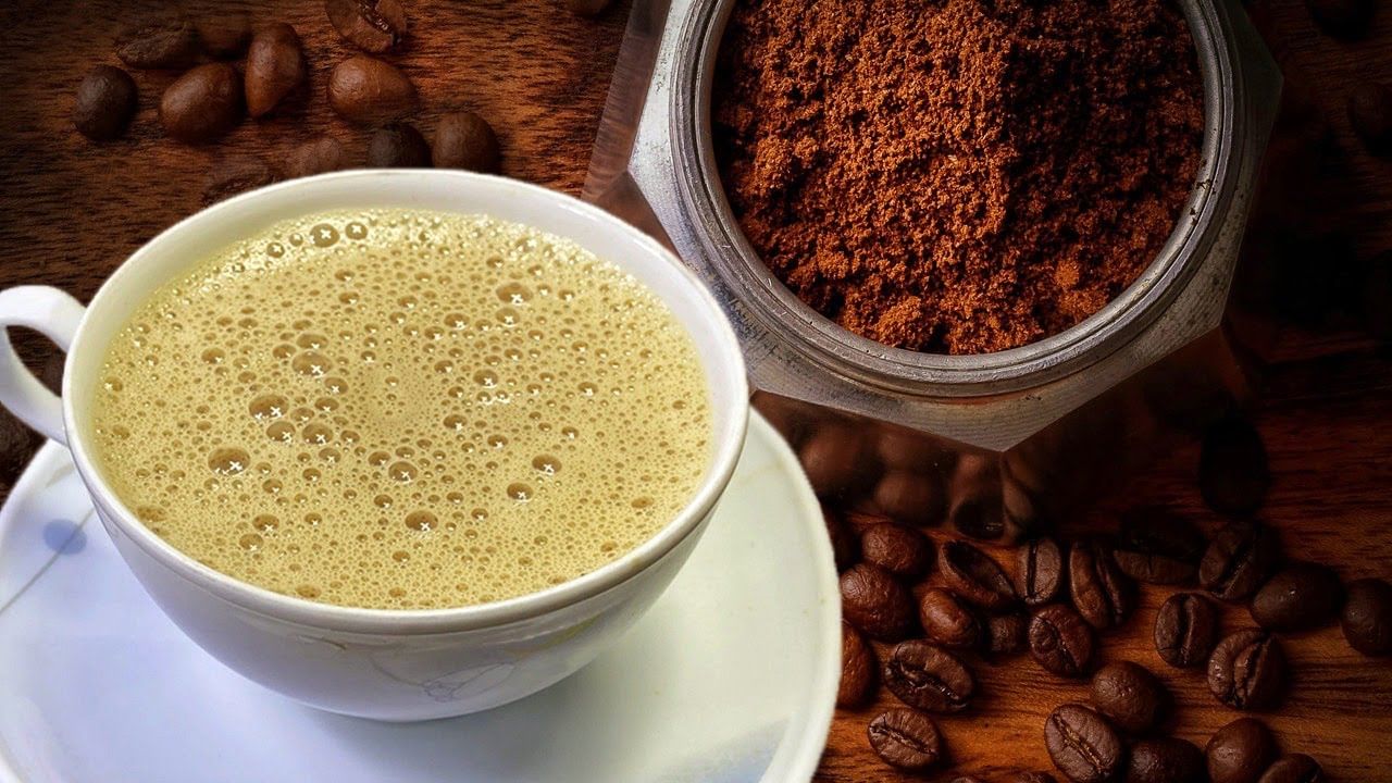 తెల్ల జుట్టుతో బాధ పడేవారు.. కాఫీ పౌడర్‌తో నల్లగా మార్చుకోవచ్చు. తలస్నానం చేసిన తర్వాత.. కాఫీ పౌడర్‌ను జుట్టుకు అప్లై చేసి.. పది నుంచి 15 నిమిషాలు అలానే ఉంచి, శుభ్రం చేసుకోవాలి. ఇలా వారంలో రెండు సార్లు చేస్తు.. జుట్టు నల్లబడుతుంది.
